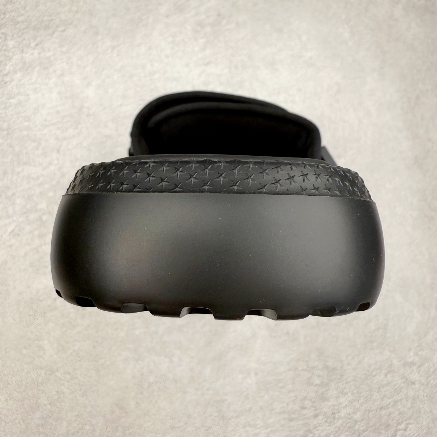 图片[8]-Dior Dioriviera Dway 迪奥圆头套穿一字拖鞋 厚底拖鞋 原版购入开发做货 这款 Dior H-Town 凉鞋致敬运动风格经典标识，彰显 Dior 的高订精神。采用黑色橡胶精心制作，Oblique 印花鞋面，饰以同色调牛皮革细节提升格调。橡胶鞋底融入多种元素，饰以 Dior 标志更显精致，彰显未来主义风格。可与短裤或牛仔裤搭配穿着，配合送专柜精美包装 尺码：35 36 37 38 39 40 41-选品中心