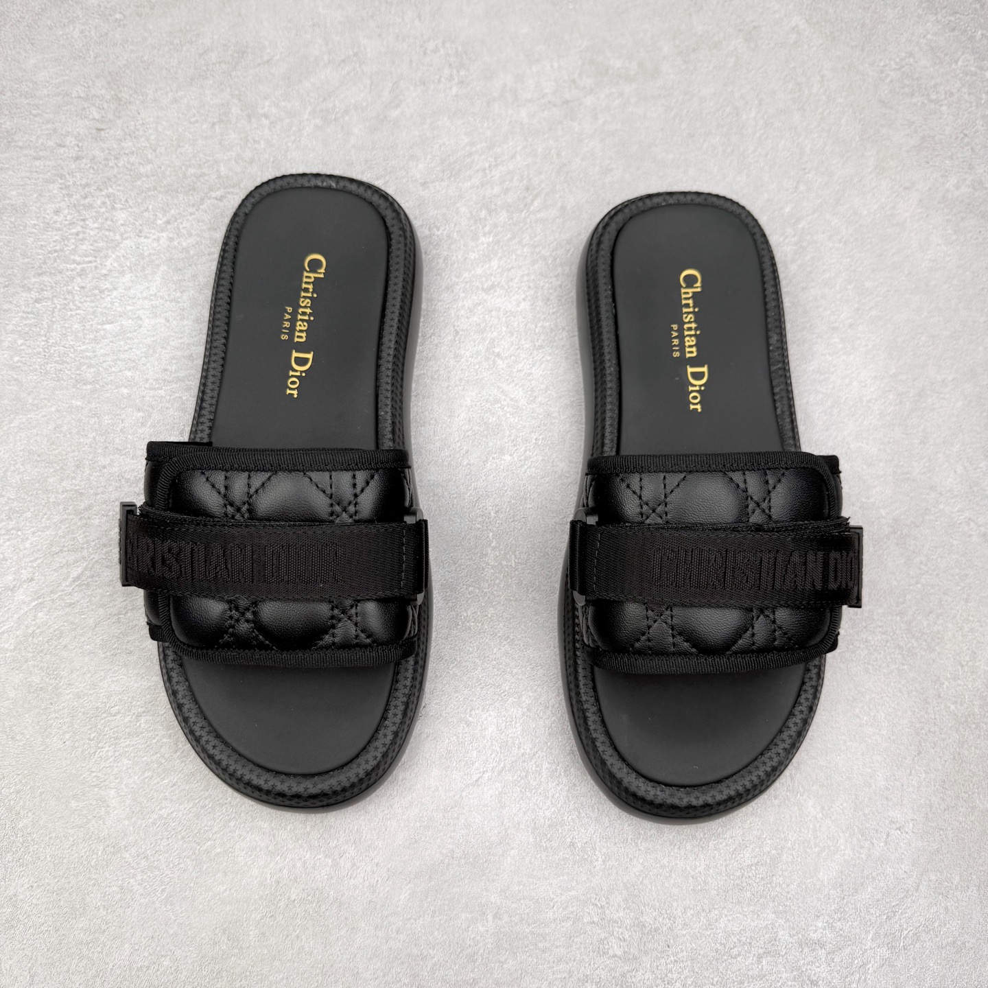 图片[2]-Dior Dioriviera Dway 迪奥圆头套穿一字拖鞋 厚底拖鞋 原版购入开发做货 这款 Dior H-Town 凉鞋致敬运动风格经典标识，彰显 Dior 的高订精神。采用黑色橡胶精心制作，Oblique 印花鞋面，饰以同色调牛皮革细节提升格调。橡胶鞋底融入多种元素，饰以 Dior 标志更显精致，彰显未来主义风格。可与短裤或牛仔裤搭配穿着，配合送专柜精美包装 尺码：35 36 37 38 39 40 41-选品中心