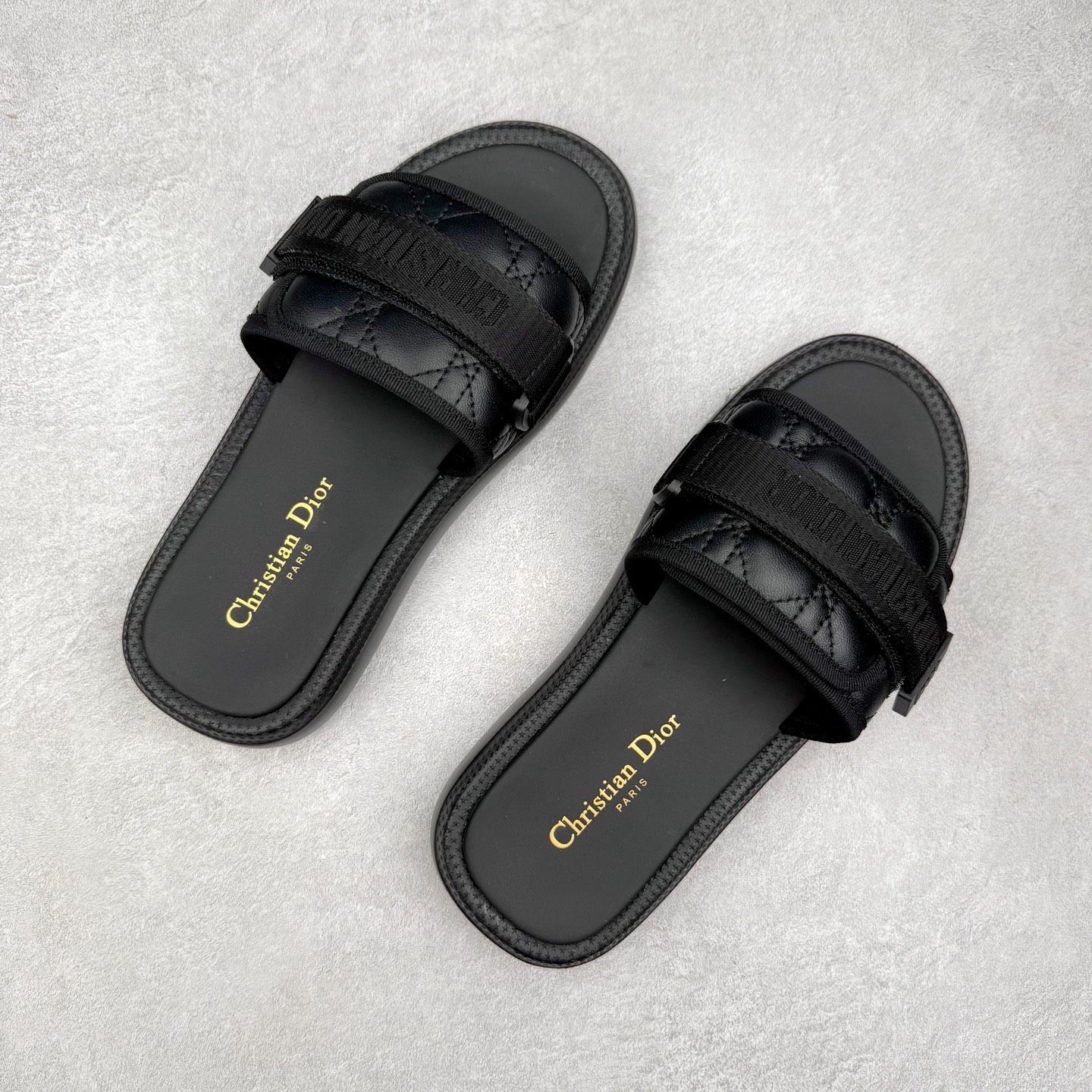 图片[3]-Dior Dioriviera Dway 迪奥圆头套穿一字拖鞋 厚底拖鞋 原版购入开发做货 这款 Dior H-Town 凉鞋致敬运动风格经典标识，彰显 Dior 的高订精神。采用黑色橡胶精心制作，Oblique 印花鞋面，饰以同色调牛皮革细节提升格调。橡胶鞋底融入多种元素，饰以 Dior 标志更显精致，彰显未来主义风格。可与短裤或牛仔裤搭配穿着，配合送专柜精美包装 尺码：35 36 37 38 39 40 41-选品中心
