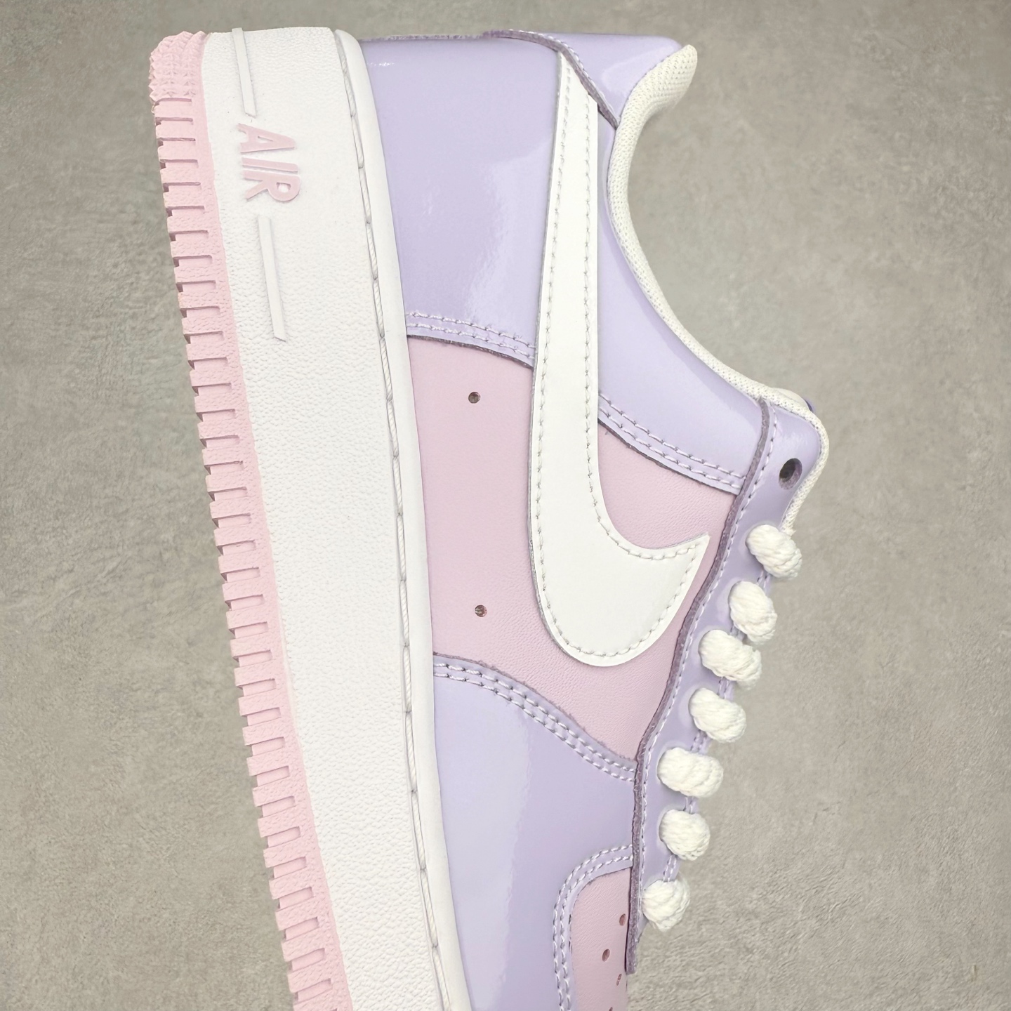 图片[6]-＃XT纯原 NK Air Force 1´07 Low 空军一号低帮百搭休闲运动板鞋 HV9405-500 顶级批次 2022全新楦头鞋型 鱼鳞大底 历时开发三个月 清洁度完美 二维码鞋标 内置芯片及solo气垫 大底高度及其弧度依照正品 钢印 logo刺绣 鞋口弧度 鞋头长度 鞋面冲孔 鞋垫背胶及钢印 完美鞋型对比正品 每一处都是细节满满 柔软、弹性十足的缓震性能和出色的中底设计 横跨复古与现代的外型结合 造就出风靡全球 三十多年的Force 1 直到今天还深受青睐 实拍调校N版已经零色差零失真 百分百还原实物色彩所见即所得 不存在货不对板色差等低级问题 选购参考实物拍摄 不混卖不参货 只用心做好货严格选品 承诺混一赔十 尺码：36 36.5 37.5 38 38.5 39 40 40.5 41 42 42.5 43 44 44.5 45-选品中心