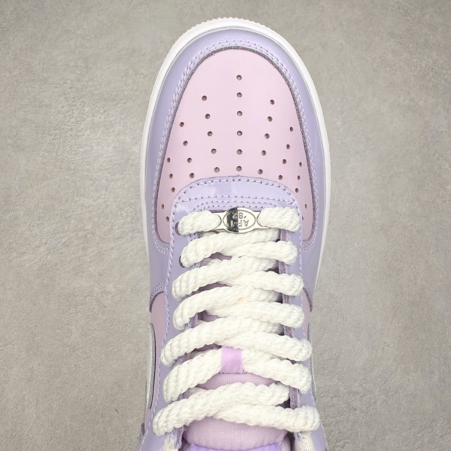 图片[4]-＃XT纯原 NK Air Force 1´07 Low 空军一号低帮百搭休闲运动板鞋 HV9405-500 顶级批次 2022全新楦头鞋型 鱼鳞大底 历时开发三个月 清洁度完美 二维码鞋标 内置芯片及solo气垫 大底高度及其弧度依照正品 钢印 logo刺绣 鞋口弧度 鞋头长度 鞋面冲孔 鞋垫背胶及钢印 完美鞋型对比正品 每一处都是细节满满 柔软、弹性十足的缓震性能和出色的中底设计 横跨复古与现代的外型结合 造就出风靡全球 三十多年的Force 1 直到今天还深受青睐 实拍调校N版已经零色差零失真 百分百还原实物色彩所见即所得 不存在货不对板色差等低级问题 选购参考实物拍摄 不混卖不参货 只用心做好货严格选品 承诺混一赔十 尺码：36 36.5 37.5 38 38.5 39 40 40.5 41 42 42.5 43 44 44.5 45-选品中心