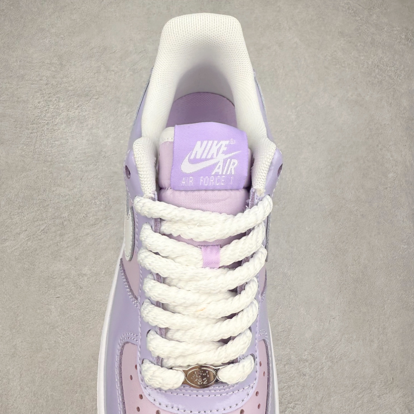 图片[5]-＃XT纯原 NK Air Force 1´07 Low 空军一号低帮百搭休闲运动板鞋 HV9405-500 顶级批次 2022全新楦头鞋型 鱼鳞大底 历时开发三个月 清洁度完美 二维码鞋标 内置芯片及solo气垫 大底高度及其弧度依照正品 钢印 logo刺绣 鞋口弧度 鞋头长度 鞋面冲孔 鞋垫背胶及钢印 完美鞋型对比正品 每一处都是细节满满 柔软、弹性十足的缓震性能和出色的中底设计 横跨复古与现代的外型结合 造就出风靡全球 三十多年的Force 1 直到今天还深受青睐 实拍调校N版已经零色差零失真 百分百还原实物色彩所见即所得 不存在货不对板色差等低级问题 选购参考实物拍摄 不混卖不参货 只用心做好货严格选品 承诺混一赔十 尺码：36 36.5 37.5 38 38.5 39 40 40.5 41 42 42.5 43 44 44.5 45-选品中心