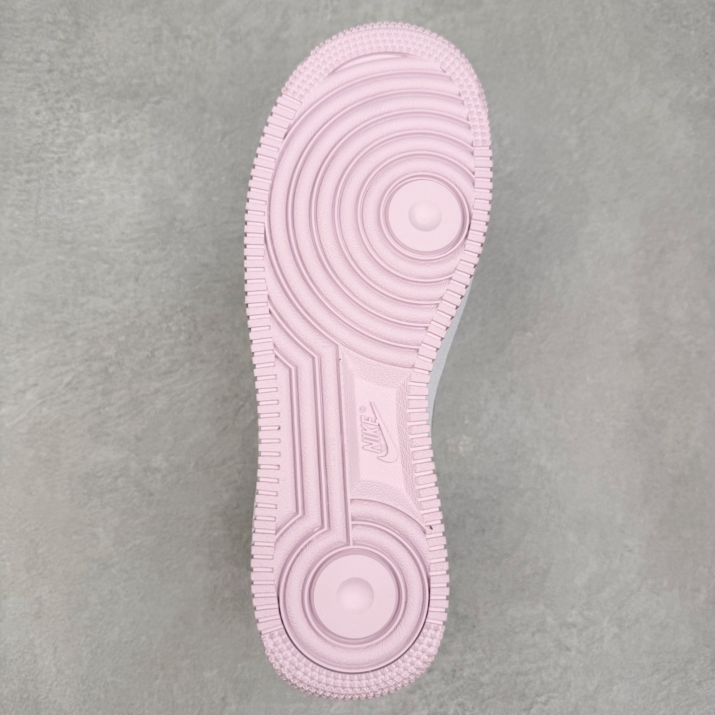 图片[9]-＃XT纯原 NK Air Force 1´07 Low 空军一号低帮百搭休闲运动板鞋 HV9405-500 顶级批次 2022全新楦头鞋型 鱼鳞大底 历时开发三个月 清洁度完美 二维码鞋标 内置芯片及solo气垫 大底高度及其弧度依照正品 钢印 logo刺绣 鞋口弧度 鞋头长度 鞋面冲孔 鞋垫背胶及钢印 完美鞋型对比正品 每一处都是细节满满 柔软、弹性十足的缓震性能和出色的中底设计 横跨复古与现代的外型结合 造就出风靡全球 三十多年的Force 1 直到今天还深受青睐 实拍调校N版已经零色差零失真 百分百还原实物色彩所见即所得 不存在货不对板色差等低级问题 选购参考实物拍摄 不混卖不参货 只用心做好货严格选品 承诺混一赔十 尺码：36 36.5 37.5 38 38.5 39 40 40.5 41 42 42.5 43 44 44.5 45-选品中心