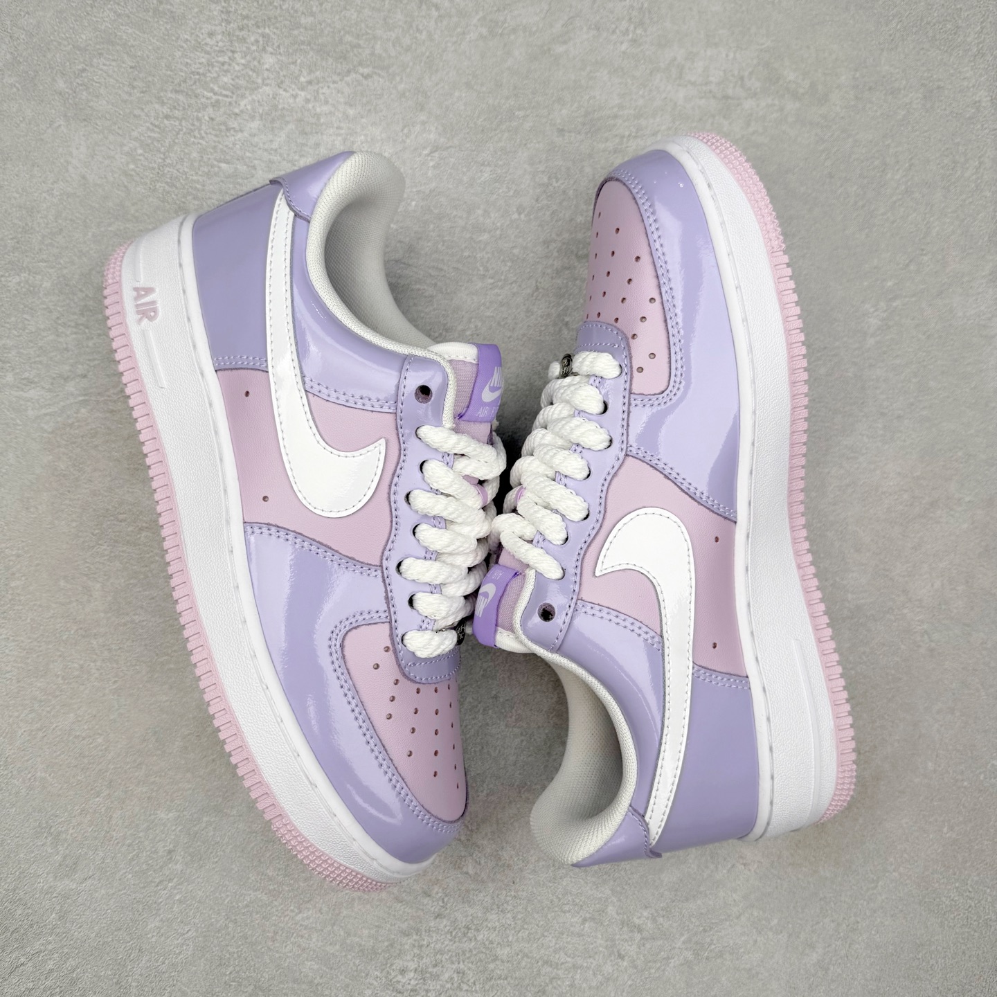 图片[3]-＃XT纯原 NK Air Force 1´07 Low 空军一号低帮百搭休闲运动板鞋 HV9405-500 顶级批次 2022全新楦头鞋型 鱼鳞大底 历时开发三个月 清洁度完美 二维码鞋标 内置芯片及solo气垫 大底高度及其弧度依照正品 钢印 logo刺绣 鞋口弧度 鞋头长度 鞋面冲孔 鞋垫背胶及钢印 完美鞋型对比正品 每一处都是细节满满 柔软、弹性十足的缓震性能和出色的中底设计 横跨复古与现代的外型结合 造就出风靡全球 三十多年的Force 1 直到今天还深受青睐 实拍调校N版已经零色差零失真 百分百还原实物色彩所见即所得 不存在货不对板色差等低级问题 选购参考实物拍摄 不混卖不参货 只用心做好货严格选品 承诺混一赔十 尺码：36 36.5 37.5 38 38.5 39 40 40.5 41 42 42.5 43 44 44.5 45-选品中心