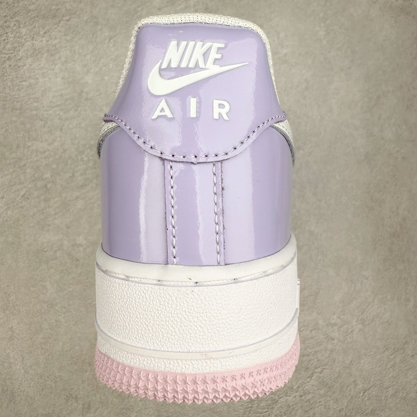 图片[8]-＃XT纯原 NK Air Force 1´07 Low 空军一号低帮百搭休闲运动板鞋 HV9405-500 顶级批次 2022全新楦头鞋型 鱼鳞大底 历时开发三个月 清洁度完美 二维码鞋标 内置芯片及solo气垫 大底高度及其弧度依照正品 钢印 logo刺绣 鞋口弧度 鞋头长度 鞋面冲孔 鞋垫背胶及钢印 完美鞋型对比正品 每一处都是细节满满 柔软、弹性十足的缓震性能和出色的中底设计 横跨复古与现代的外型结合 造就出风靡全球 三十多年的Force 1 直到今天还深受青睐 实拍调校N版已经零色差零失真 百分百还原实物色彩所见即所得 不存在货不对板色差等低级问题 选购参考实物拍摄 不混卖不参货 只用心做好货严格选品 承诺混一赔十 尺码：36 36.5 37.5 38 38.5 39 40 40.5 41 42 42.5 43 44 44.5 45-选品中心