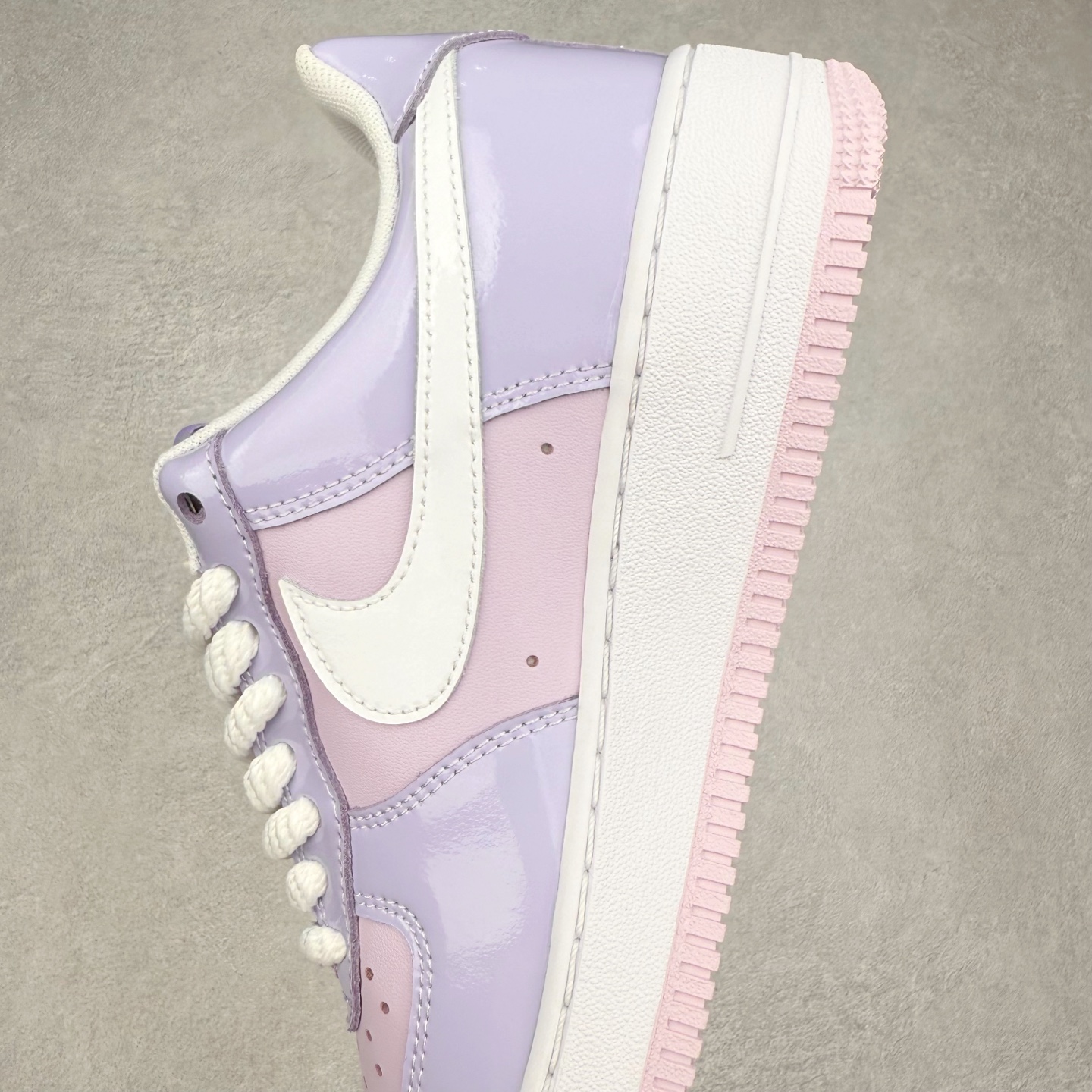 图片[7]-＃XT纯原 NK Air Force 1´07 Low 空军一号低帮百搭休闲运动板鞋 HV9405-500 顶级批次 2022全新楦头鞋型 鱼鳞大底 历时开发三个月 清洁度完美 二维码鞋标 内置芯片及solo气垫 大底高度及其弧度依照正品 钢印 logo刺绣 鞋口弧度 鞋头长度 鞋面冲孔 鞋垫背胶及钢印 完美鞋型对比正品 每一处都是细节满满 柔软、弹性十足的缓震性能和出色的中底设计 横跨复古与现代的外型结合 造就出风靡全球 三十多年的Force 1 直到今天还深受青睐 实拍调校N版已经零色差零失真 百分百还原实物色彩所见即所得 不存在货不对板色差等低级问题 选购参考实物拍摄 不混卖不参货 只用心做好货严格选品 承诺混一赔十 尺码：36 36.5 37.5 38 38.5 39 40 40.5 41 42 42.5 43 44 44.5 45-选品中心