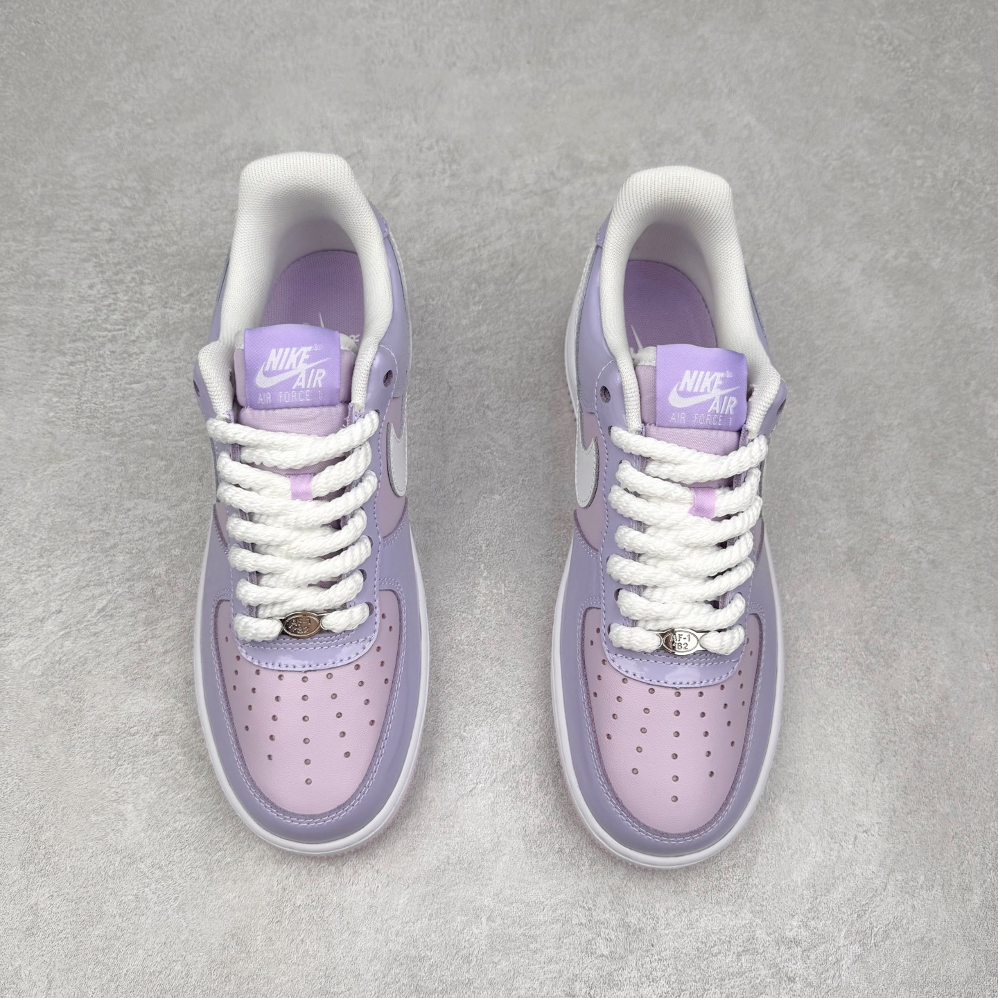 图片[2]-＃XT纯原 NK Air Force 1´07 Low 空军一号低帮百搭休闲运动板鞋 HV9405-500 顶级批次 2022全新楦头鞋型 鱼鳞大底 历时开发三个月 清洁度完美 二维码鞋标 内置芯片及solo气垫 大底高度及其弧度依照正品 钢印 logo刺绣 鞋口弧度 鞋头长度 鞋面冲孔 鞋垫背胶及钢印 完美鞋型对比正品 每一处都是细节满满 柔软、弹性十足的缓震性能和出色的中底设计 横跨复古与现代的外型结合 造就出风靡全球 三十多年的Force 1 直到今天还深受青睐 实拍调校N版已经零色差零失真 百分百还原实物色彩所见即所得 不存在货不对板色差等低级问题 选购参考实物拍摄 不混卖不参货 只用心做好货严格选品 承诺混一赔十 尺码：36 36.5 37.5 38 38.5 39 40 40.5 41 42 42.5 43 44 44.5 45-选品中心