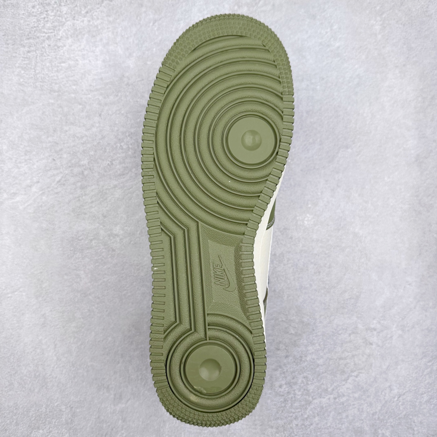 图片[9]-NK Air Force 1´07 Low 空军一号低帮百搭休闲运动板鞋 KK1988-094 柔软、弹性十足的缓震性能和出色的中底设计 横跨复古与现代的外型结合 造就出风靡全球 三十多年的Force 1 直到今天还深受青睐 实拍调校N版已经零色差零失真 百分百还原实物色彩所见即所得 不存在货不对板色差等低级问题 选购参考实物拍摄 不混卖不参货 只用心做好货严格选品 承诺混一赔十 尺码：36 36.5 37.5 38 38.5 39 40 40.5 41 42 42.5 43 44 44.5 45-选品中心