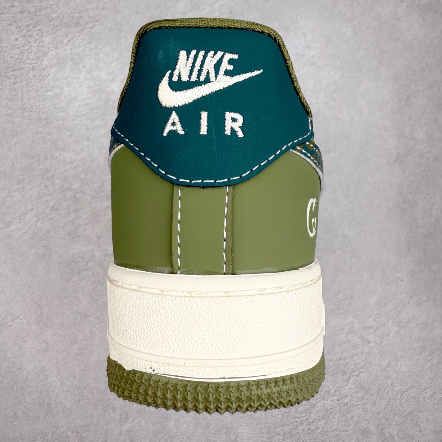 图片[8]-NK Air Force 1´07 Low 空军一号低帮百搭休闲运动板鞋 KK1988-094 柔软、弹性十足的缓震性能和出色的中底设计 横跨复古与现代的外型结合 造就出风靡全球 三十多年的Force 1 直到今天还深受青睐 实拍调校N版已经零色差零失真 百分百还原实物色彩所见即所得 不存在货不对板色差等低级问题 选购参考实物拍摄 不混卖不参货 只用心做好货严格选品 承诺混一赔十 尺码：36 36.5 37.5 38 38.5 39 40 40.5 41 42 42.5 43 44 44.5 45-选品中心