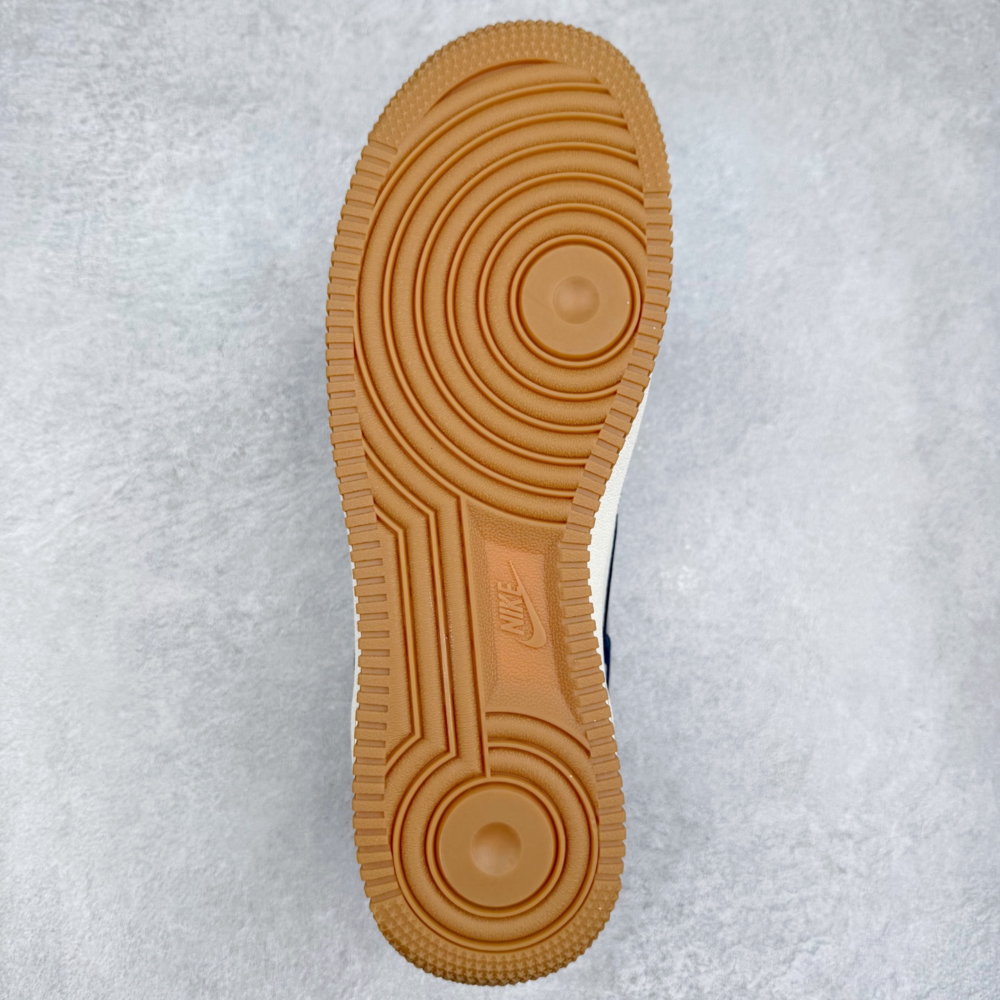 图片[9]-NK Air Force 1´07 Low 空军一号低帮百搭休闲运动板鞋 LW9279-020 柔软、弹性十足的缓震性能和出色的中底设计 横跨复古与现代的外型结合 造就出风靡全球 三十多年的Force 1 直到今天还深受青睐 实拍调校N版已经零色差零失真 百分百还原实物色彩所见即所得 不存在货不对板色差等低级问题 选购参考实物拍摄 不混卖不参货 只用心做好货严格选品 承诺混一赔十 尺码：36 36.5 37.5 38 38.5 39 40 40.5 41 42 42.5 43 44 44.5 45-选品中心