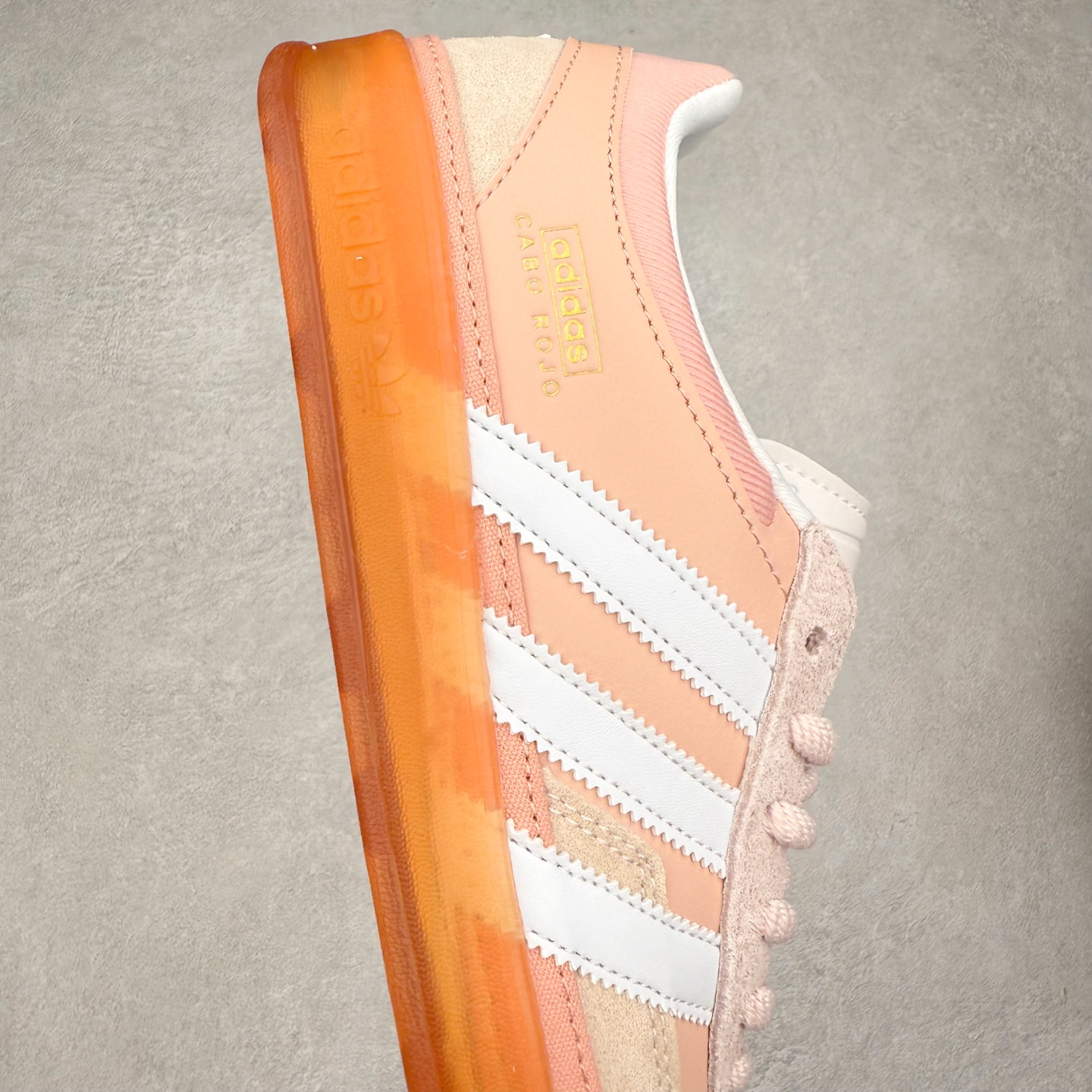 图片[6]-坏痞兔Bad Bunny x AD Gazelle Indoor Trainers 联名羚羊内训系列低帮复古百搭休闲运动德训风板鞋 JS5052 Bad Bunny本人在杂志拍摄时率先上脚带一波节奏，emm，手上拿的杂志封面还是Kylie，看来前女友和布克重新约会，这位哥也还是没放下啊…回到鞋款本身，整体选择了简约的黑白皮革搭配浅灰色长绒麂皮材质，最后以半透明生胶大底收尾，质感在线。不同于以往联名的调色盘操作，Bad Bunny对Gazelle indoor进行了加宽加厚处理，以及鞋头变形的设计，带来全新的歪头面包鞋型Gazelle。此外，鞋款标签直接呈现在后跟处，鞋侧adidas标识下方还加入了\\\”benito\\\”字样，辨识度拉满。尺码：35 36 36⅔ 37⅓ 38 38⅔ 39⅓ 40 40⅔ 41⅓ 42 42⅔ 43⅓ 44 44⅔ 45-选品中心