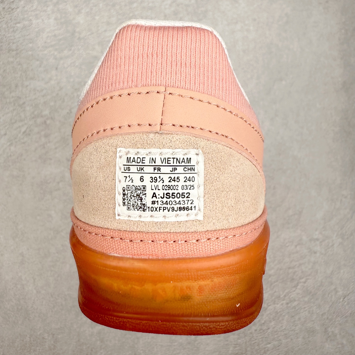 图片[8]-坏痞兔Bad Bunny x AD Gazelle Indoor Trainers 联名羚羊内训系列低帮复古百搭休闲运动德训风板鞋 JS5052 Bad Bunny本人在杂志拍摄时率先上脚带一波节奏，emm，手上拿的杂志封面还是Kylie，看来前女友和布克重新约会，这位哥也还是没放下啊…回到鞋款本身，整体选择了简约的黑白皮革搭配浅灰色长绒麂皮材质，最后以半透明生胶大底收尾，质感在线。不同于以往联名的调色盘操作，Bad Bunny对Gazelle indoor进行了加宽加厚处理，以及鞋头变形的设计，带来全新的歪头面包鞋型Gazelle。此外，鞋款标签直接呈现在后跟处，鞋侧adidas标识下方还加入了\\\”benito\\\”字样，辨识度拉满。尺码：35 36 36⅔ 37⅓ 38 38⅔ 39⅓ 40 40⅔ 41⅓ 42 42⅔ 43⅓ 44 44⅔ 45-选品中心