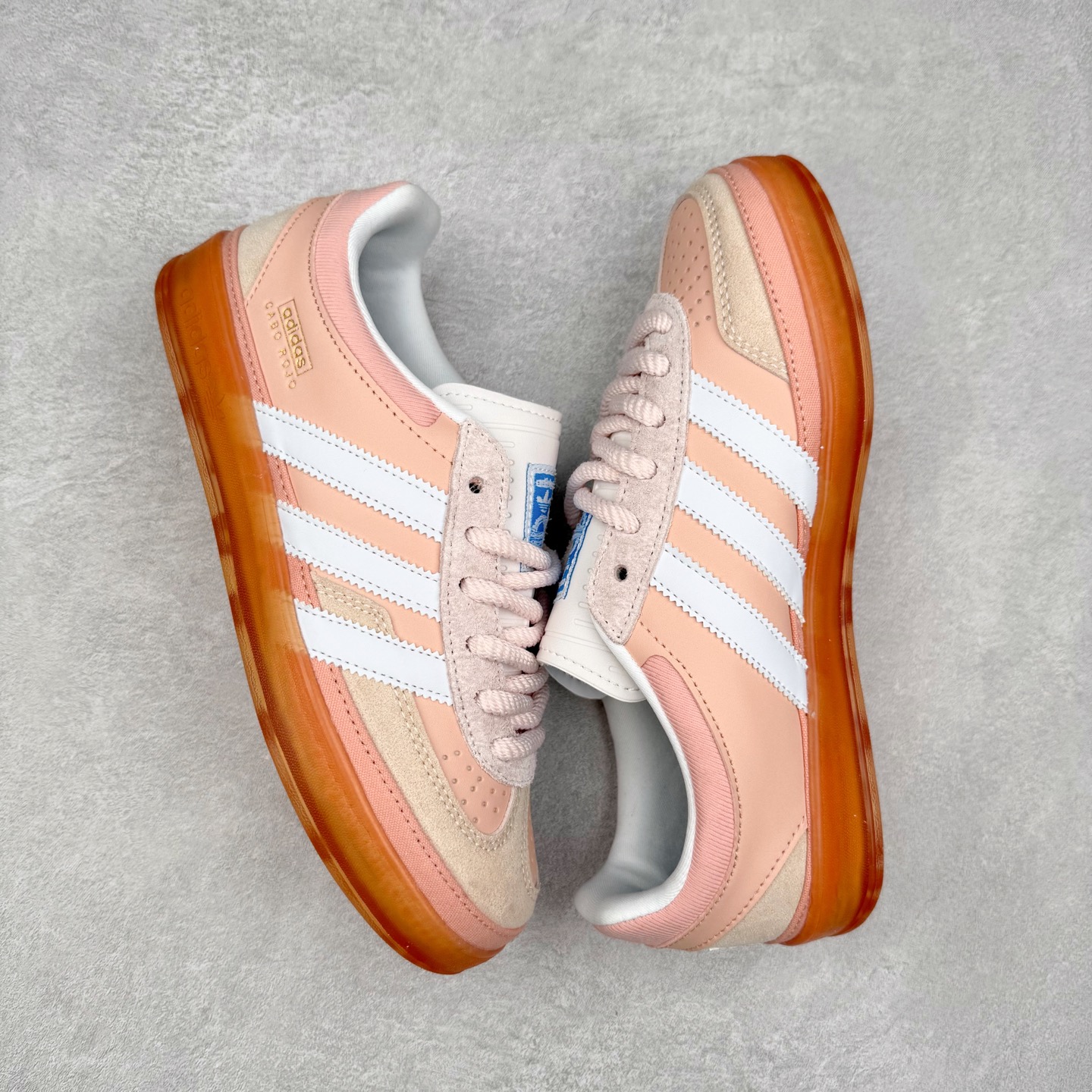 图片[3]-坏痞兔Bad Bunny x AD Gazelle Indoor Trainers 联名羚羊内训系列低帮复古百搭休闲运动德训风板鞋 JS5052 Bad Bunny本人在杂志拍摄时率先上脚带一波节奏，emm，手上拿的杂志封面还是Kylie，看来前女友和布克重新约会，这位哥也还是没放下啊…回到鞋款本身，整体选择了简约的黑白皮革搭配浅灰色长绒麂皮材质，最后以半透明生胶大底收尾，质感在线。不同于以往联名的调色盘操作，Bad Bunny对Gazelle indoor进行了加宽加厚处理，以及鞋头变形的设计，带来全新的歪头面包鞋型Gazelle。此外，鞋款标签直接呈现在后跟处，鞋侧adidas标识下方还加入了\\\”benito\\\”字样，辨识度拉满。尺码：35 36 36⅔ 37⅓ 38 38⅔ 39⅓ 40 40⅔ 41⅓ 42 42⅔ 43⅓ 44 44⅔ 45-选品中心