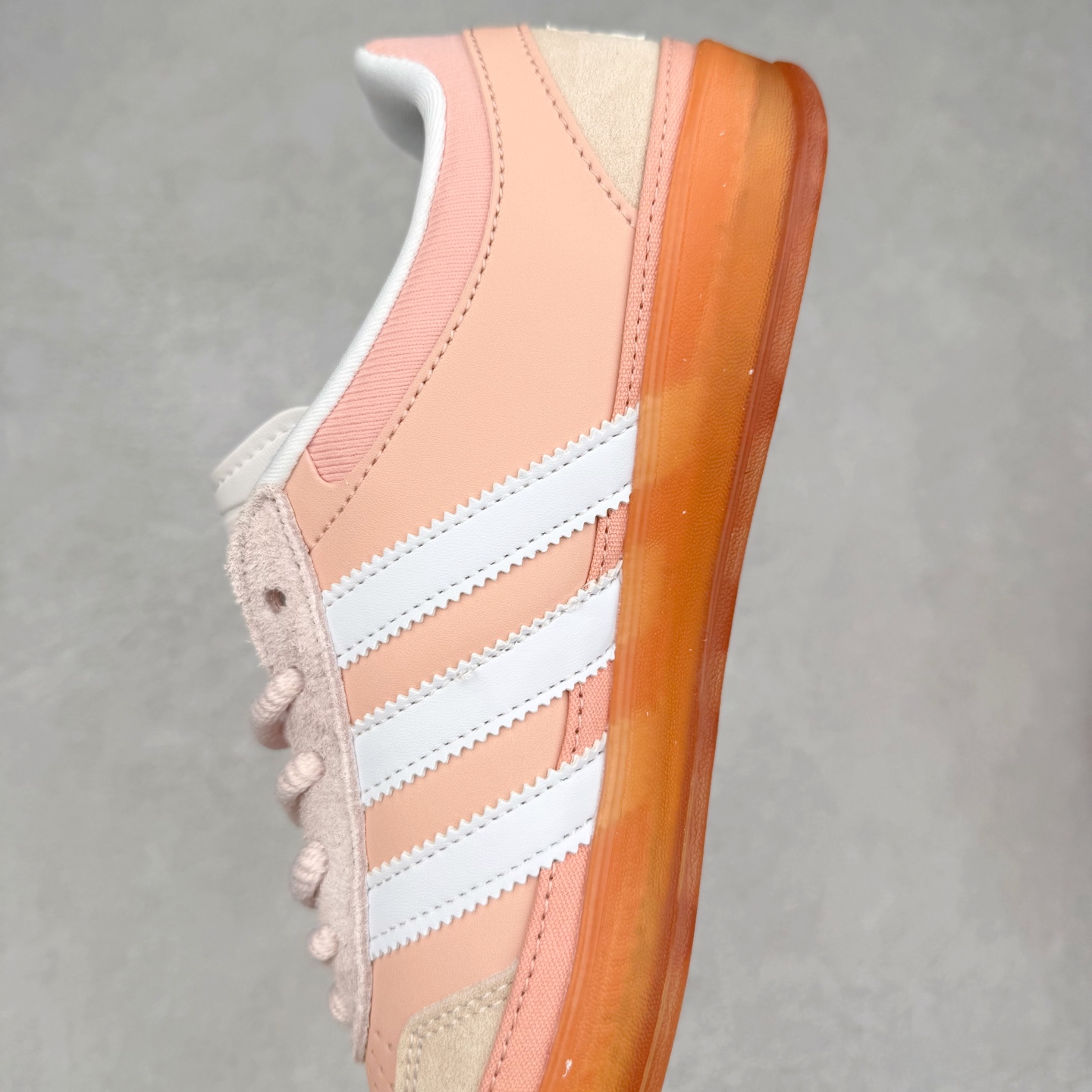 图片[7]-坏痞兔Bad Bunny x AD Gazelle Indoor Trainers 联名羚羊内训系列低帮复古百搭休闲运动德训风板鞋 JS5052 Bad Bunny本人在杂志拍摄时率先上脚带一波节奏，emm，手上拿的杂志封面还是Kylie，看来前女友和布克重新约会，这位哥也还是没放下啊…回到鞋款本身，整体选择了简约的黑白皮革搭配浅灰色长绒麂皮材质，最后以半透明生胶大底收尾，质感在线。不同于以往联名的调色盘操作，Bad Bunny对Gazelle indoor进行了加宽加厚处理，以及鞋头变形的设计，带来全新的歪头面包鞋型Gazelle。此外，鞋款标签直接呈现在后跟处，鞋侧adidas标识下方还加入了\\\”benito\\\”字样，辨识度拉满。尺码：35 36 36⅔ 37⅓ 38 38⅔ 39⅓ 40 40⅔ 41⅓ 42 42⅔ 43⅓ 44 44⅔ 45-选品中心