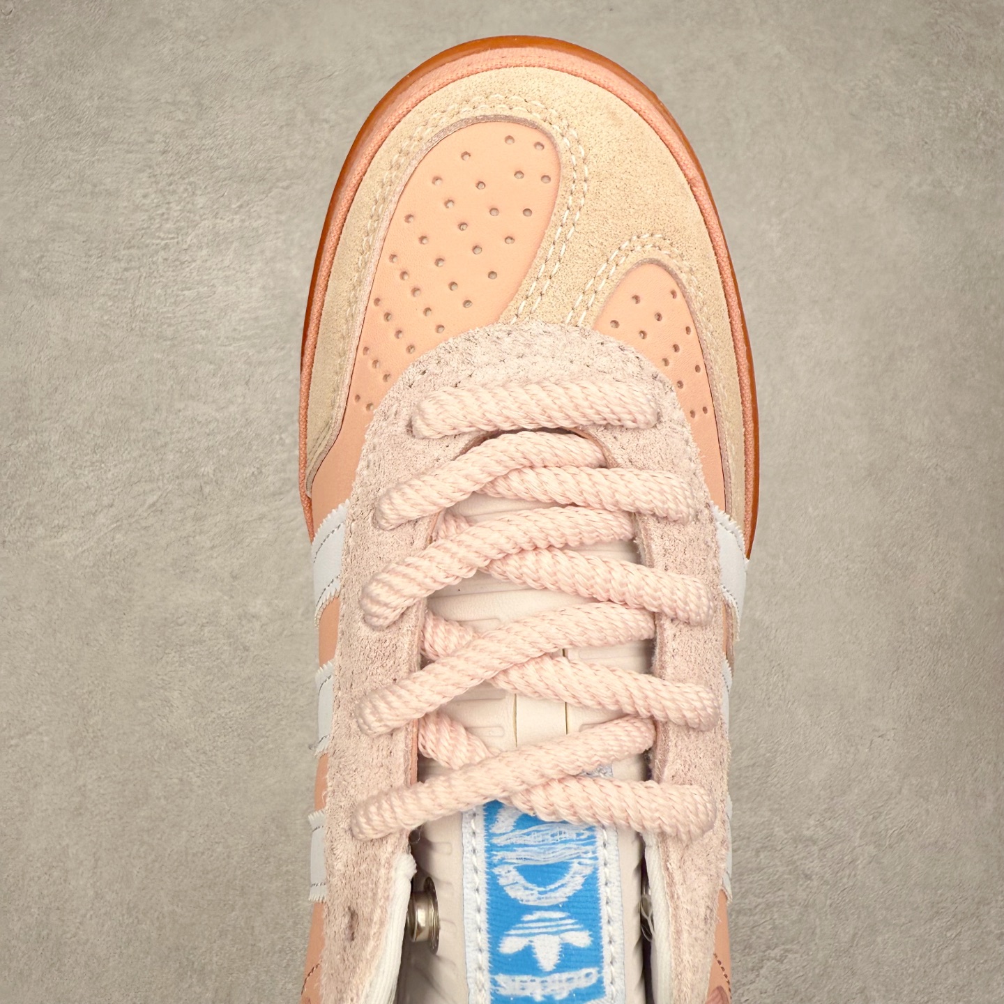 图片[4]-坏痞兔Bad Bunny x AD Gazelle Indoor Trainers 联名羚羊内训系列低帮复古百搭休闲运动德训风板鞋 JS5052 Bad Bunny本人在杂志拍摄时率先上脚带一波节奏，emm，手上拿的杂志封面还是Kylie，看来前女友和布克重新约会，这位哥也还是没放下啊…回到鞋款本身，整体选择了简约的黑白皮革搭配浅灰色长绒麂皮材质，最后以半透明生胶大底收尾，质感在线。不同于以往联名的调色盘操作，Bad Bunny对Gazelle indoor进行了加宽加厚处理，以及鞋头变形的设计，带来全新的歪头面包鞋型Gazelle。此外，鞋款标签直接呈现在后跟处，鞋侧adidas标识下方还加入了\\\”benito\\\”字样，辨识度拉满。尺码：35 36 36⅔ 37⅓ 38 38⅔ 39⅓ 40 40⅔ 41⅓ 42 42⅔ 43⅓ 44 44⅔ 45-选品中心