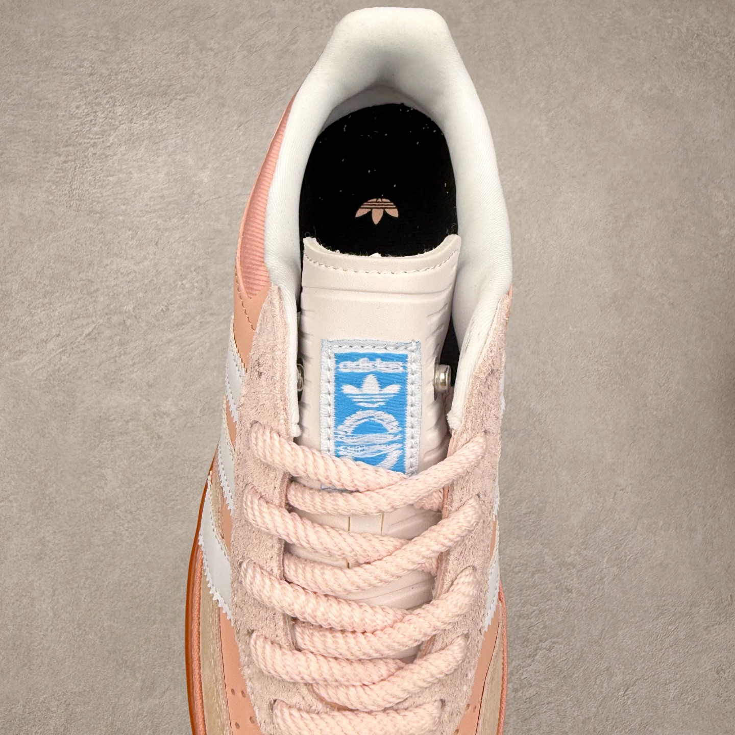 图片[5]-坏痞兔Bad Bunny x AD Gazelle Indoor Trainers 联名羚羊内训系列低帮复古百搭休闲运动德训风板鞋 JS5052 Bad Bunny本人在杂志拍摄时率先上脚带一波节奏，emm，手上拿的杂志封面还是Kylie，看来前女友和布克重新约会，这位哥也还是没放下啊…回到鞋款本身，整体选择了简约的黑白皮革搭配浅灰色长绒麂皮材质，最后以半透明生胶大底收尾，质感在线。不同于以往联名的调色盘操作，Bad Bunny对Gazelle indoor进行了加宽加厚处理，以及鞋头变形的设计，带来全新的歪头面包鞋型Gazelle。此外，鞋款标签直接呈现在后跟处，鞋侧adidas标识下方还加入了\\\”benito\\\”字样，辨识度拉满。尺码：35 36 36⅔ 37⅓ 38 38⅔ 39⅓ 40 40⅔ 41⅓ 42 42⅔ 43⅓ 44 44⅔ 45-选品中心