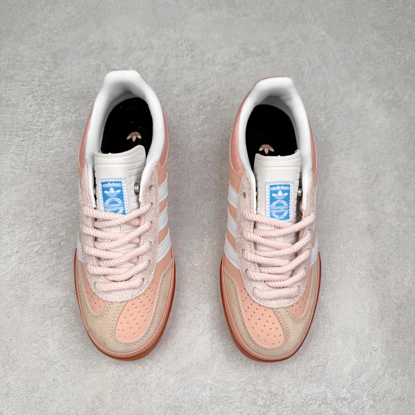 图片[2]-坏痞兔Bad Bunny x AD Gazelle Indoor Trainers 联名羚羊内训系列低帮复古百搭休闲运动德训风板鞋 JS5052 Bad Bunny本人在杂志拍摄时率先上脚带一波节奏，emm，手上拿的杂志封面还是Kylie，看来前女友和布克重新约会，这位哥也还是没放下啊…回到鞋款本身，整体选择了简约的黑白皮革搭配浅灰色长绒麂皮材质，最后以半透明生胶大底收尾，质感在线。不同于以往联名的调色盘操作，Bad Bunny对Gazelle indoor进行了加宽加厚处理，以及鞋头变形的设计，带来全新的歪头面包鞋型Gazelle。此外，鞋款标签直接呈现在后跟处，鞋侧adidas标识下方还加入了\\\”benito\\\”字样，辨识度拉满。尺码：35 36 36⅔ 37⅓ 38 38⅔ 39⅓ 40 40⅔ 41⅓ 42 42⅔ 43⅓ 44 44⅔ 45-选品中心