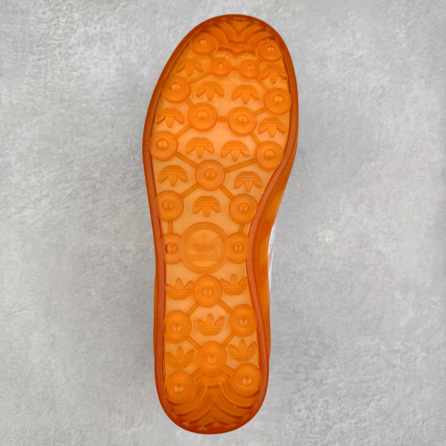 图片[9]-坏痞兔Bad Bunny x AD Gazelle Indoor Trainers 联名羚羊内训系列低帮复古百搭休闲运动德训风板鞋 JS5052 Bad Bunny本人在杂志拍摄时率先上脚带一波节奏，emm，手上拿的杂志封面还是Kylie，看来前女友和布克重新约会，这位哥也还是没放下啊…回到鞋款本身，整体选择了简约的黑白皮革搭配浅灰色长绒麂皮材质，最后以半透明生胶大底收尾，质感在线。不同于以往联名的调色盘操作，Bad Bunny对Gazelle indoor进行了加宽加厚处理，以及鞋头变形的设计，带来全新的歪头面包鞋型Gazelle。此外，鞋款标签直接呈现在后跟处，鞋侧adidas标识下方还加入了\\\”benito\\\”字样，辨识度拉满。尺码：35 36 36⅔ 37⅓ 38 38⅔ 39⅓ 40 40⅔ 41⅓ 42 42⅔ 43⅓ 44 44⅔ 45-选品中心