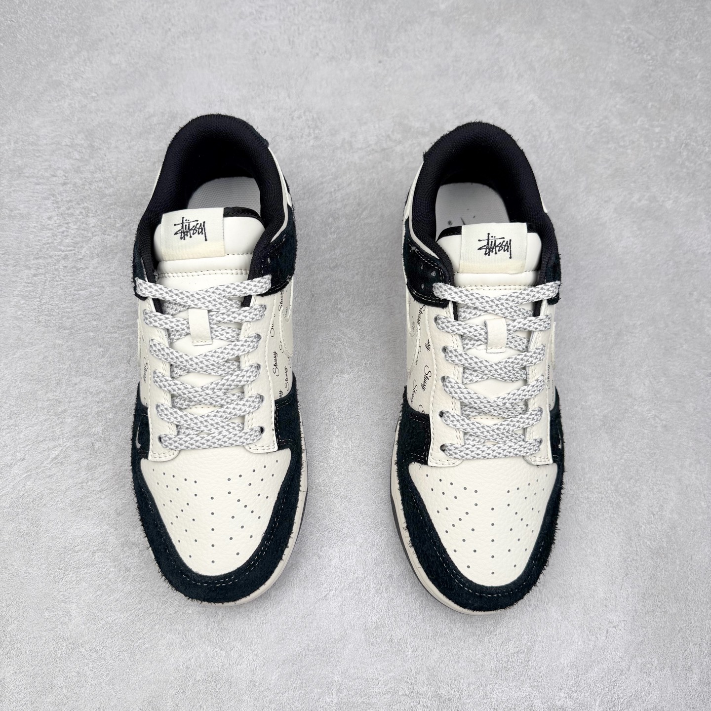 图片[2]-NK Dunk Low 定制配色 XY1688-017 大厂出品 极力推荐 原装头层材料 独家版型蒸餾加工帶來的是更好的视觉和脚感体验大厂纯原品质出货 清洁度 电绣工艺 皮料切割干净无任何毛边 细节完美 实拍调校N版已经零色差零失真 百分百还原实物色彩所见即所得 不存在货不对板色差等低级问题 选购参考实物拍摄 不混卖不参货 只用心做好货严格选品 承诺混一赔十 尺码：36 36.5 37.5 38 38.5 39 40 40.5 41 42 42.5 43 44 44.5 45-选品中心