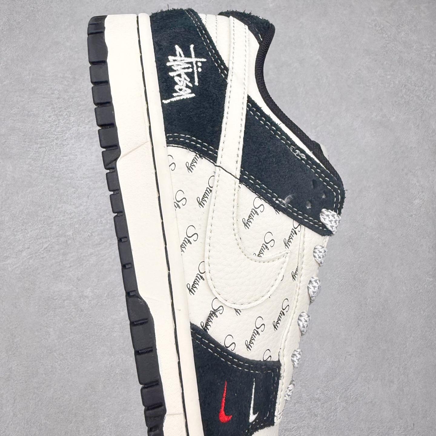 图片[6]-NK Dunk Low 定制配色 XY1688-017 大厂出品 极力推荐 原装头层材料 独家版型蒸餾加工帶來的是更好的视觉和脚感体验大厂纯原品质出货 清洁度 电绣工艺 皮料切割干净无任何毛边 细节完美 实拍调校N版已经零色差零失真 百分百还原实物色彩所见即所得 不存在货不对板色差等低级问题 选购参考实物拍摄 不混卖不参货 只用心做好货严格选品 承诺混一赔十 尺码：36 36.5 37.5 38 38.5 39 40 40.5 41 42 42.5 43 44 44.5 45-选品中心