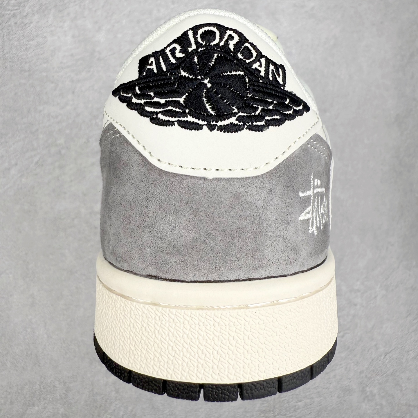 图片[8]-TS x Air Jordan AJ1 Low 倒钩低帮联名定制配色 QW5088-204 原厂内置气垫魔块 A模大底 头层小牛皮 鞋舌AJ原厂专用牛津布+AJ专用反口珍珠布+原厂无杂质高弹内里海棉+特殊封边弹力鞋带 实拍调校N版已经零色差零失真 百分百还原实物色彩所见即所得 不存在货不对板色差等低级问题 选购参考实物拍摄 不混卖不参货 只用心做好货严格选品 承诺混一赔十 尺码：36 36.5 37.5 38 38.5 39 40 40.5 41 42 42.5 43 44 44.5 45-选品中心