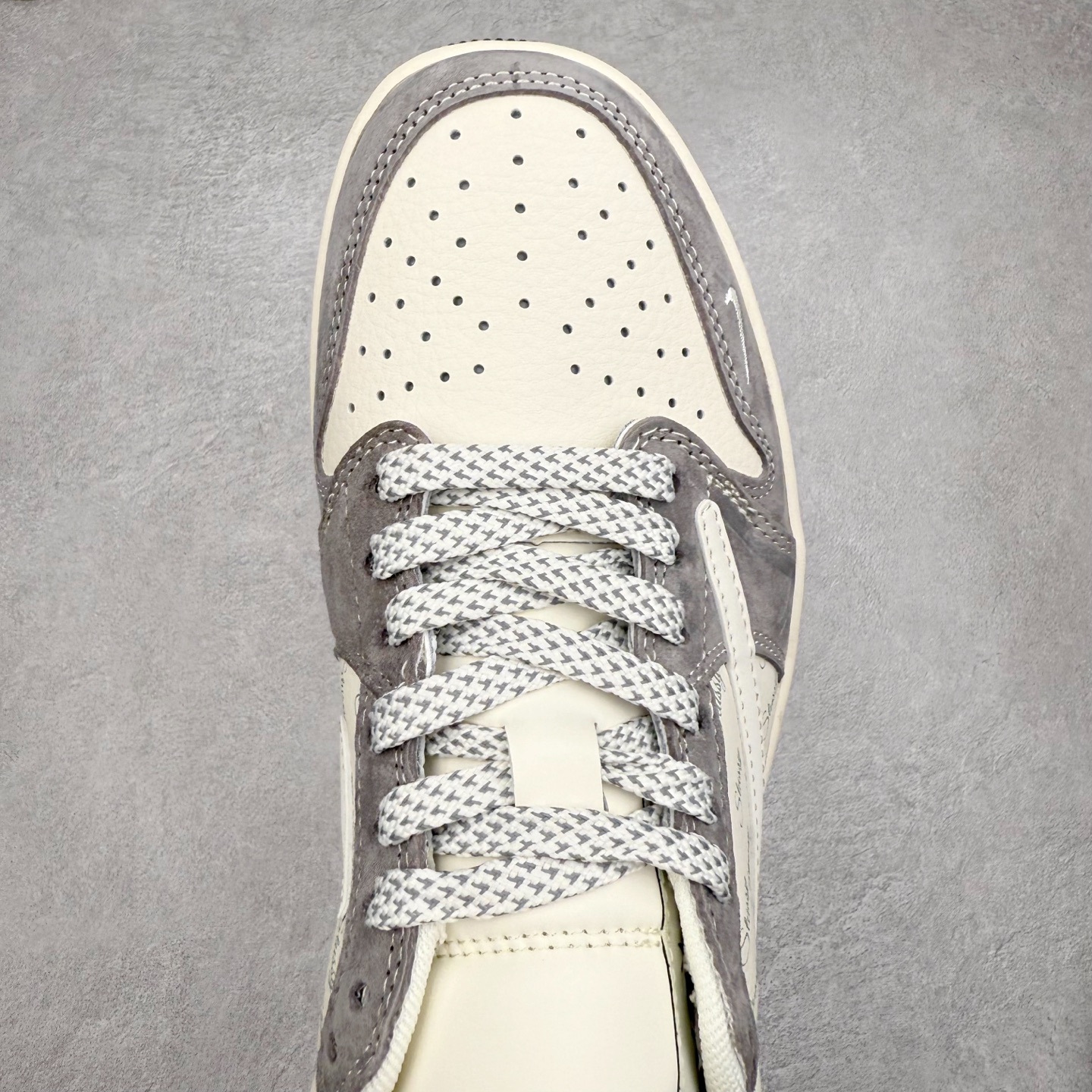 图片[4]-TS x Air Jordan AJ1 Low 倒钩低帮联名定制配色 QW5088-204 原厂内置气垫魔块 A模大底 头层小牛皮 鞋舌AJ原厂专用牛津布+AJ专用反口珍珠布+原厂无杂质高弹内里海棉+特殊封边弹力鞋带 实拍调校N版已经零色差零失真 百分百还原实物色彩所见即所得 不存在货不对板色差等低级问题 选购参考实物拍摄 不混卖不参货 只用心做好货严格选品 承诺混一赔十 尺码：36 36.5 37.5 38 38.5 39 40 40.5 41 42 42.5 43 44 44.5 45-选品中心