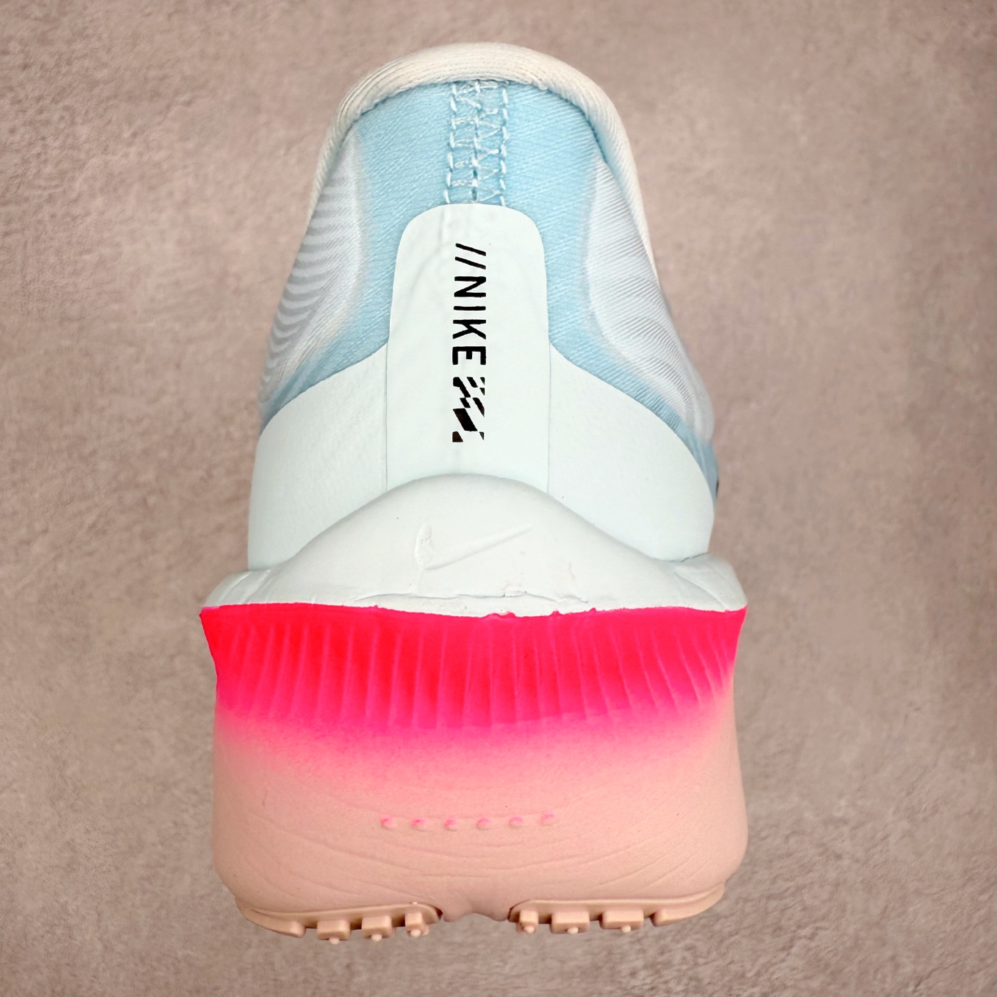 图片[8]-NK ZoomX Invincible Run Flyknit 6 轻量跑鞋 飞织低帮休闲运动慢跑鞋 FN8454-402 此鞋专为短跑运动员而生 是为 5 至 10 公里距离的赛事和训练打造 整体设计采用流线型的轻质工程网眼材质构成鞋面 并与其他 Running 旗舰鞋款同样搭载全脚掌 ZoomX 缓冲中底 搭配 Pebax 物料与橡胶外底 ZoomX StreakFly 首发配色以Prototype呈现 其灵感是来自开发期间的磨损测试 透过编号的标记与内侧的预期跑步距离突出研发过程 尺码：36 36.5 37.5 38 38.5 39 40 40.5 41 42 42.5 43 44 45-选品中心