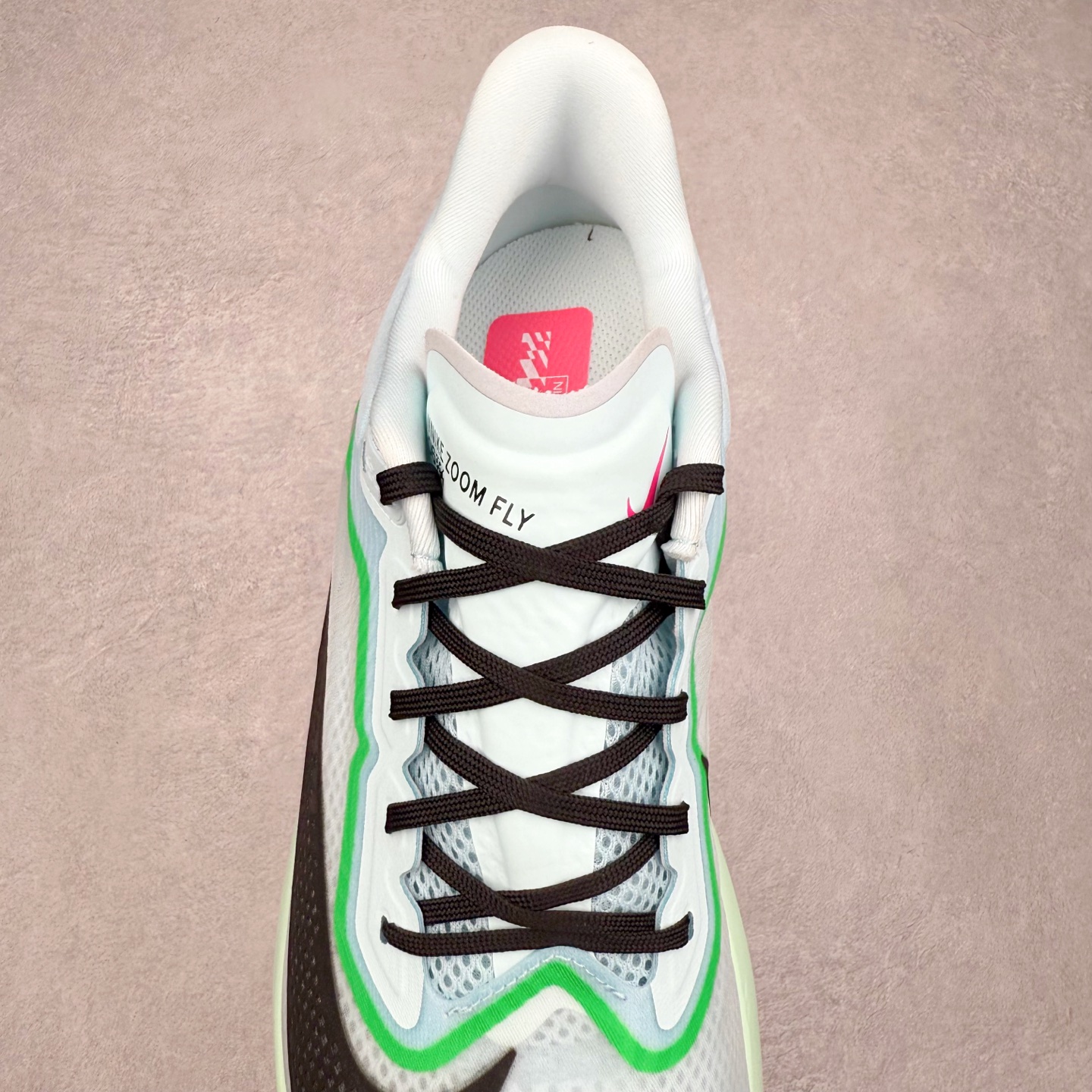 图片[5]-NK ZoomX Invincible Run Flyknit 6 轻量跑鞋 飞织低帮休闲运动慢跑鞋 FN8454-402 此鞋专为短跑运动员而生 是为 5 至 10 公里距离的赛事和训练打造 整体设计采用流线型的轻质工程网眼材质构成鞋面 并与其他 Running 旗舰鞋款同样搭载全脚掌 ZoomX 缓冲中底 搭配 Pebax 物料与橡胶外底 ZoomX StreakFly 首发配色以Prototype呈现 其灵感是来自开发期间的磨损测试 透过编号的标记与内侧的预期跑步距离突出研发过程 尺码：36 36.5 37.5 38 38.5 39 40 40.5 41 42 42.5 43 44 45-选品中心