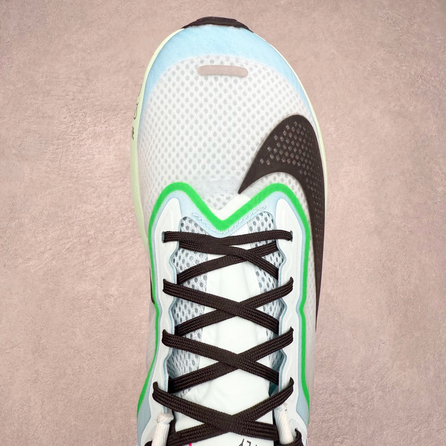 图片[4]-NK ZoomX Invincible Run Flyknit 6 轻量跑鞋 飞织低帮休闲运动慢跑鞋 FN8454-402 此鞋专为短跑运动员而生 是为 5 至 10 公里距离的赛事和训练打造 整体设计采用流线型的轻质工程网眼材质构成鞋面 并与其他 Running 旗舰鞋款同样搭载全脚掌 ZoomX 缓冲中底 搭配 Pebax 物料与橡胶外底 ZoomX StreakFly 首发配色以Prototype呈现 其灵感是来自开发期间的磨损测试 透过编号的标记与内侧的预期跑步距离突出研发过程 尺码：36 36.5 37.5 38 38.5 39 40 40.5 41 42 42.5 43 44 45-选品中心