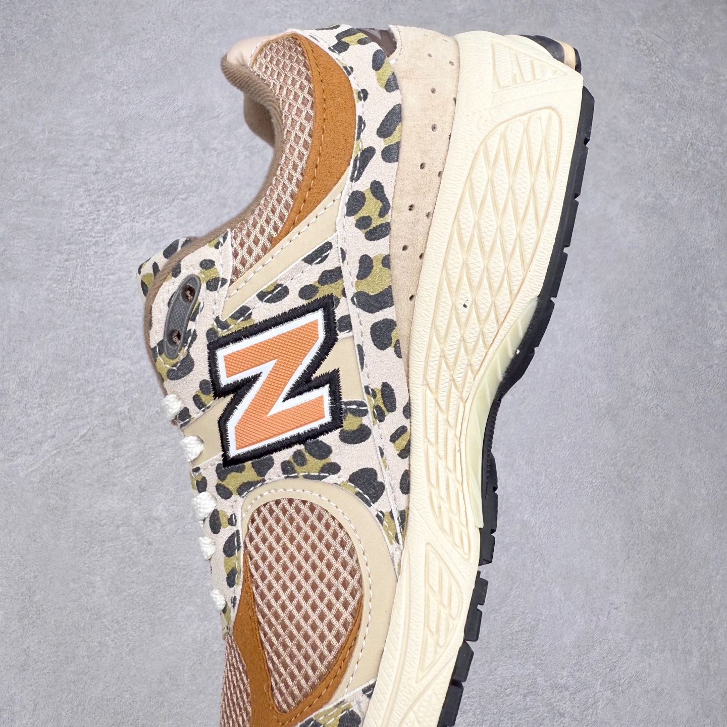 图片[7]-New Balance 2002R NB2002 男女休闲慢跑鞋 必备的时髦单品之一 最新出的2002R系列 这款延续了经典科技 升级版N-ERGY缓震物料机能与材质上脚太舒适了 鞋面的柔软麂皮搭配尼龙网布 特别透气而且还复古感 不管是搭配牛仔裤还工装裤都是百搭！小红书众多博主上脚推荐！尺码：36 36.5 37.5 38 38.5 39.5 40 40.5 41 42 42.5 43 44 45-选品中心