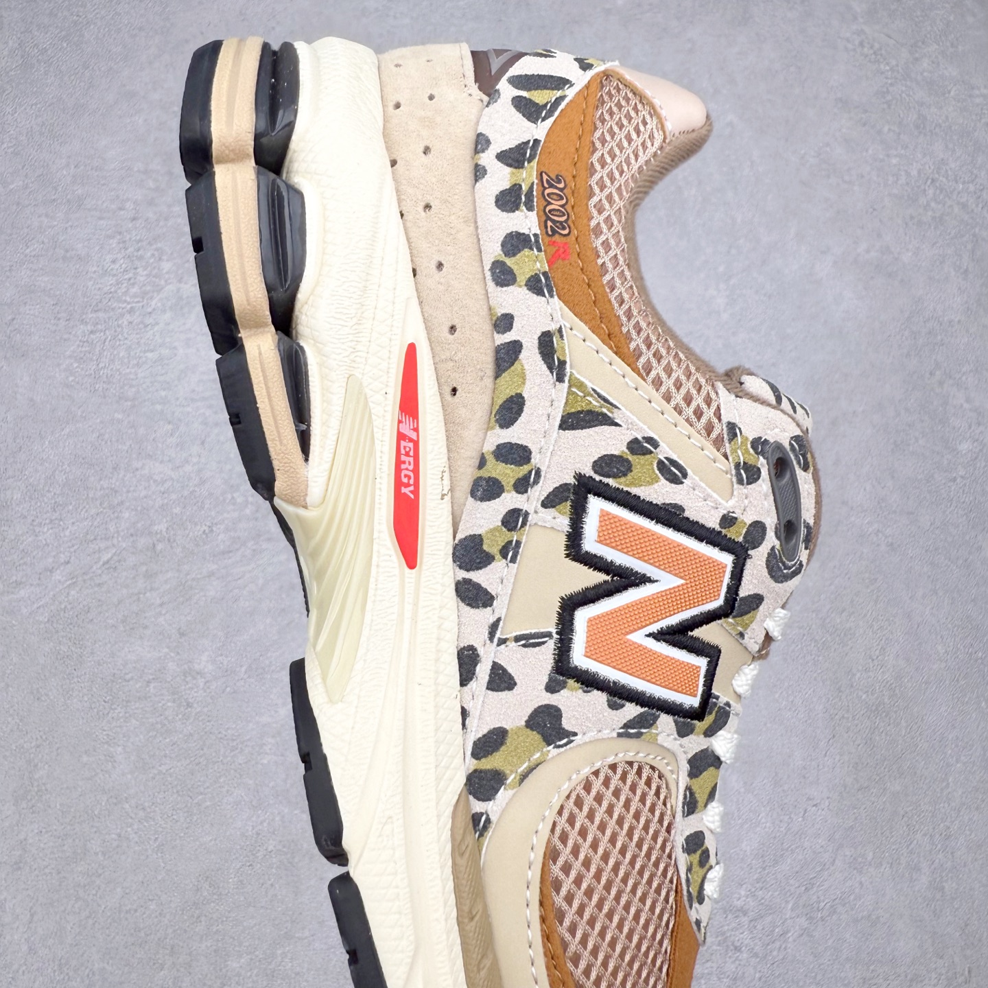 图片[6]-New Balance 2002R NB2002 男女休闲慢跑鞋 必备的时髦单品之一 最新出的2002R系列 这款延续了经典科技 升级版N-ERGY缓震物料机能与材质上脚太舒适了 鞋面的柔软麂皮搭配尼龙网布 特别透气而且还复古感 不管是搭配牛仔裤还工装裤都是百搭！小红书众多博主上脚推荐！尺码：36 36.5 37.5 38 38.5 39.5 40 40.5 41 42 42.5 43 44 45-选品中心