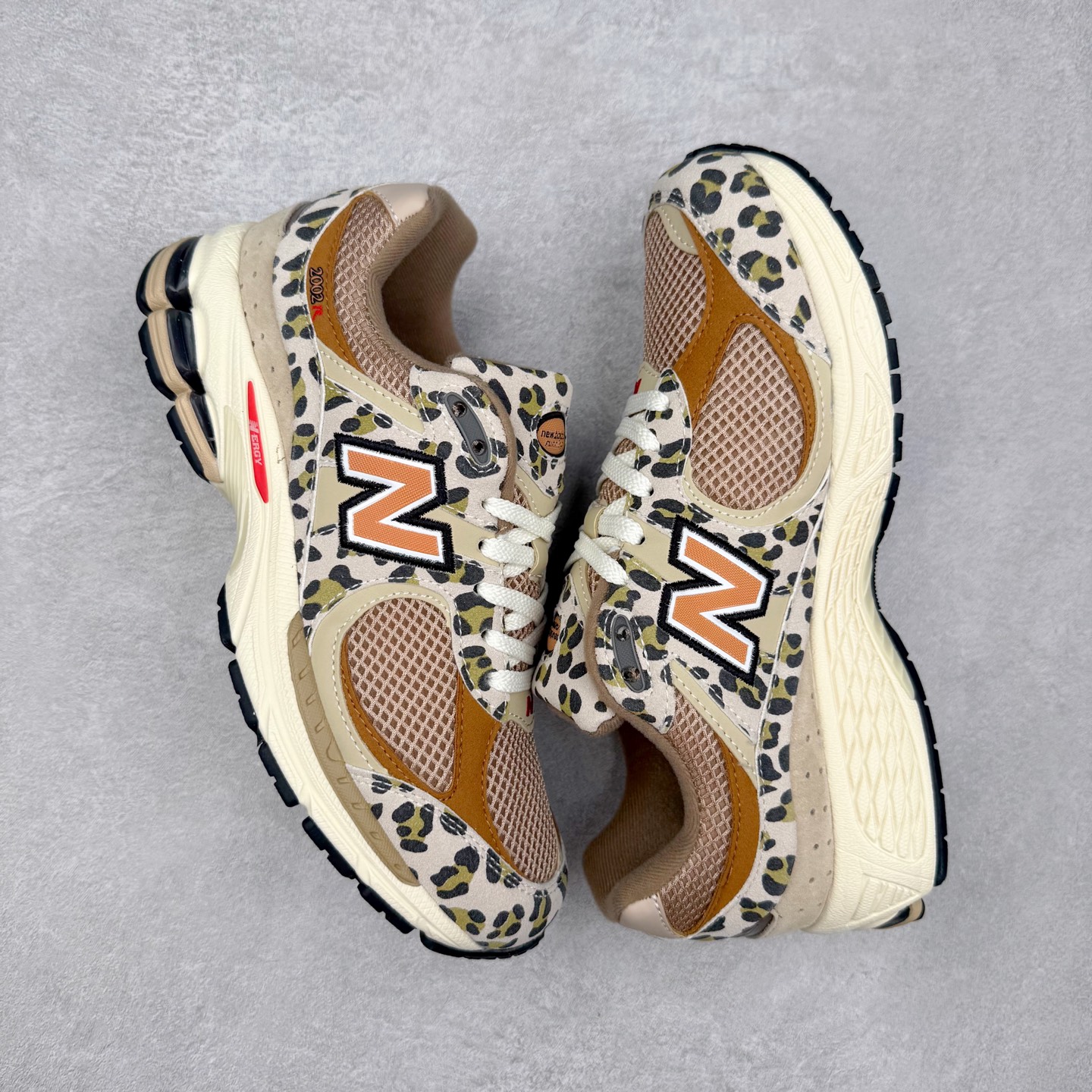 图片[3]-New Balance 2002R NB2002 男女休闲慢跑鞋 必备的时髦单品之一 最新出的2002R系列 这款延续了经典科技 升级版N-ERGY缓震物料机能与材质上脚太舒适了 鞋面的柔软麂皮搭配尼龙网布 特别透气而且还复古感 不管是搭配牛仔裤还工装裤都是百搭！小红书众多博主上脚推荐！尺码：36 36.5 37.5 38 38.5 39.5 40 40.5 41 42 42.5 43 44 45-选品中心