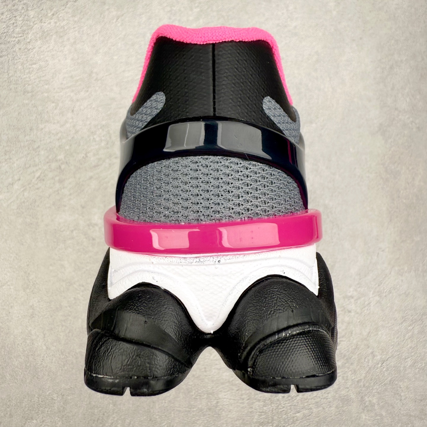 图片[8]-New Balance NB9060 复古运动鞋 新百伦又带来了新鞋型 并且是与芝加哥街头品牌 Joe Freshgoods 的联名款 鞋身主体采用了类似 990 系列的设计风格 与传统复古慢跑鞋区别不大 最大的变化就是鞋底部分 在传统设计的中底外层 增加了多个分区的模块 圆润的线条设计与我们熟悉的 New Balance 风格截然不同 但与同样充满弧形线条的鞋面搭配 看起来毫无违和感 尺码：36-45-选品中心