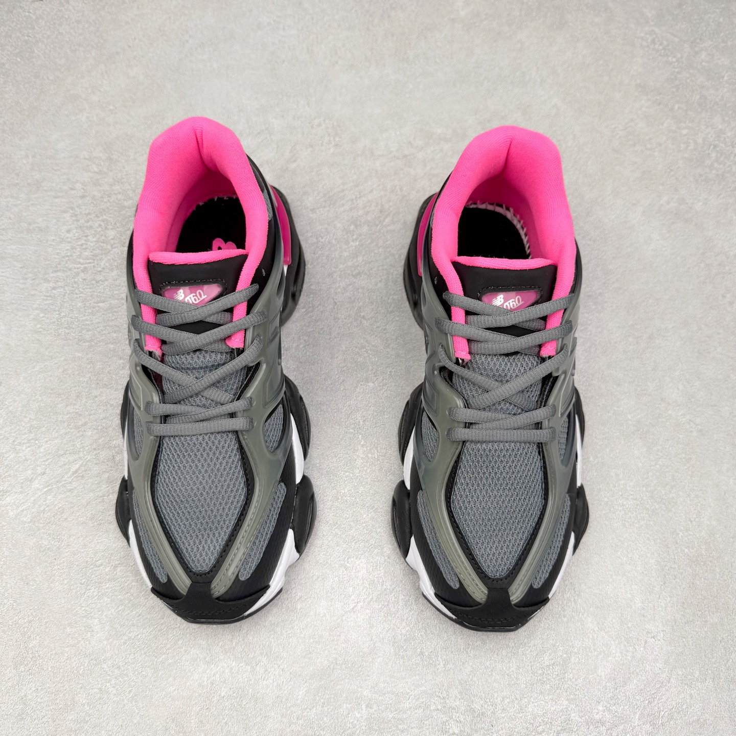 图片[2]-New Balance NB9060 复古运动鞋 新百伦又带来了新鞋型 并且是与芝加哥街头品牌 Joe Freshgoods 的联名款 鞋身主体采用了类似 990 系列的设计风格 与传统复古慢跑鞋区别不大 最大的变化就是鞋底部分 在传统设计的中底外层 增加了多个分区的模块 圆润的线条设计与我们熟悉的 New Balance 风格截然不同 但与同样充满弧形线条的鞋面搭配 看起来毫无违和感 尺码：36-45-选品中心