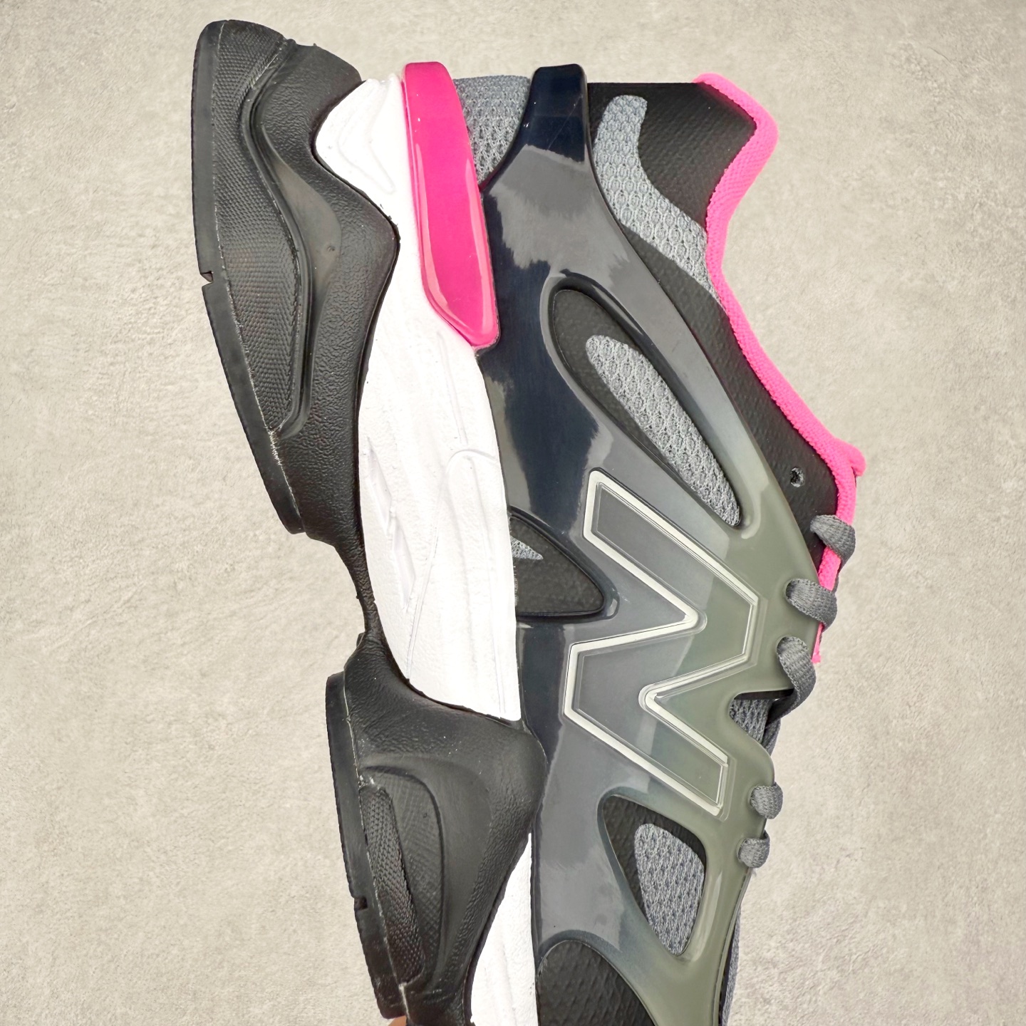 图片[6]-New Balance NB9060 复古运动鞋 新百伦又带来了新鞋型 并且是与芝加哥街头品牌 Joe Freshgoods 的联名款 鞋身主体采用了类似 990 系列的设计风格 与传统复古慢跑鞋区别不大 最大的变化就是鞋底部分 在传统设计的中底外层 增加了多个分区的模块 圆润的线条设计与我们熟悉的 New Balance 风格截然不同 但与同样充满弧形线条的鞋面搭配 看起来毫无违和感 尺码：36-45-选品中心