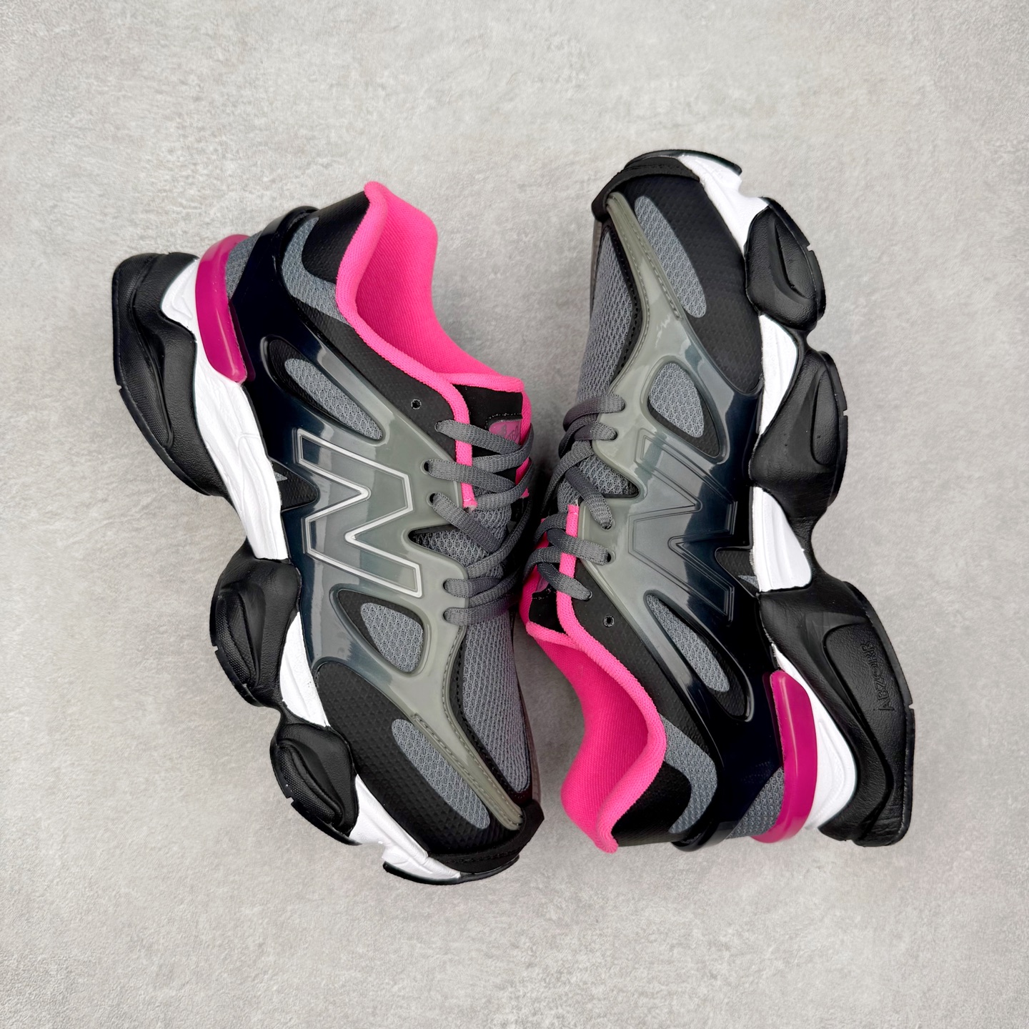 图片[3]-New Balance NB9060 复古运动鞋 新百伦又带来了新鞋型 并且是与芝加哥街头品牌 Joe Freshgoods 的联名款 鞋身主体采用了类似 990 系列的设计风格 与传统复古慢跑鞋区别不大 最大的变化就是鞋底部分 在传统设计的中底外层 增加了多个分区的模块 圆润的线条设计与我们熟悉的 New Balance 风格截然不同 但与同样充满弧形线条的鞋面搭配 看起来毫无违和感 尺码：36-45-选品中心