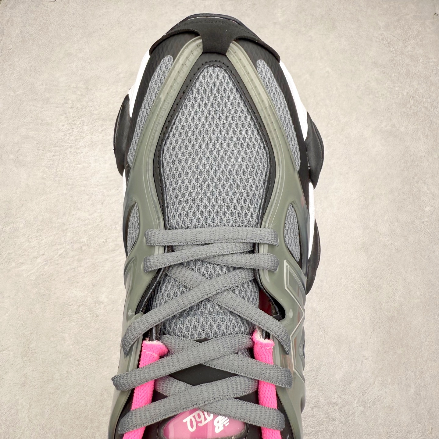 图片[4]-New Balance NB9060 复古运动鞋 新百伦又带来了新鞋型 并且是与芝加哥街头品牌 Joe Freshgoods 的联名款 鞋身主体采用了类似 990 系列的设计风格 与传统复古慢跑鞋区别不大 最大的变化就是鞋底部分 在传统设计的中底外层 增加了多个分区的模块 圆润的线条设计与我们熟悉的 New Balance 风格截然不同 但与同样充满弧形线条的鞋面搭配 看起来毫无违和感 尺码：36-45-选品中心