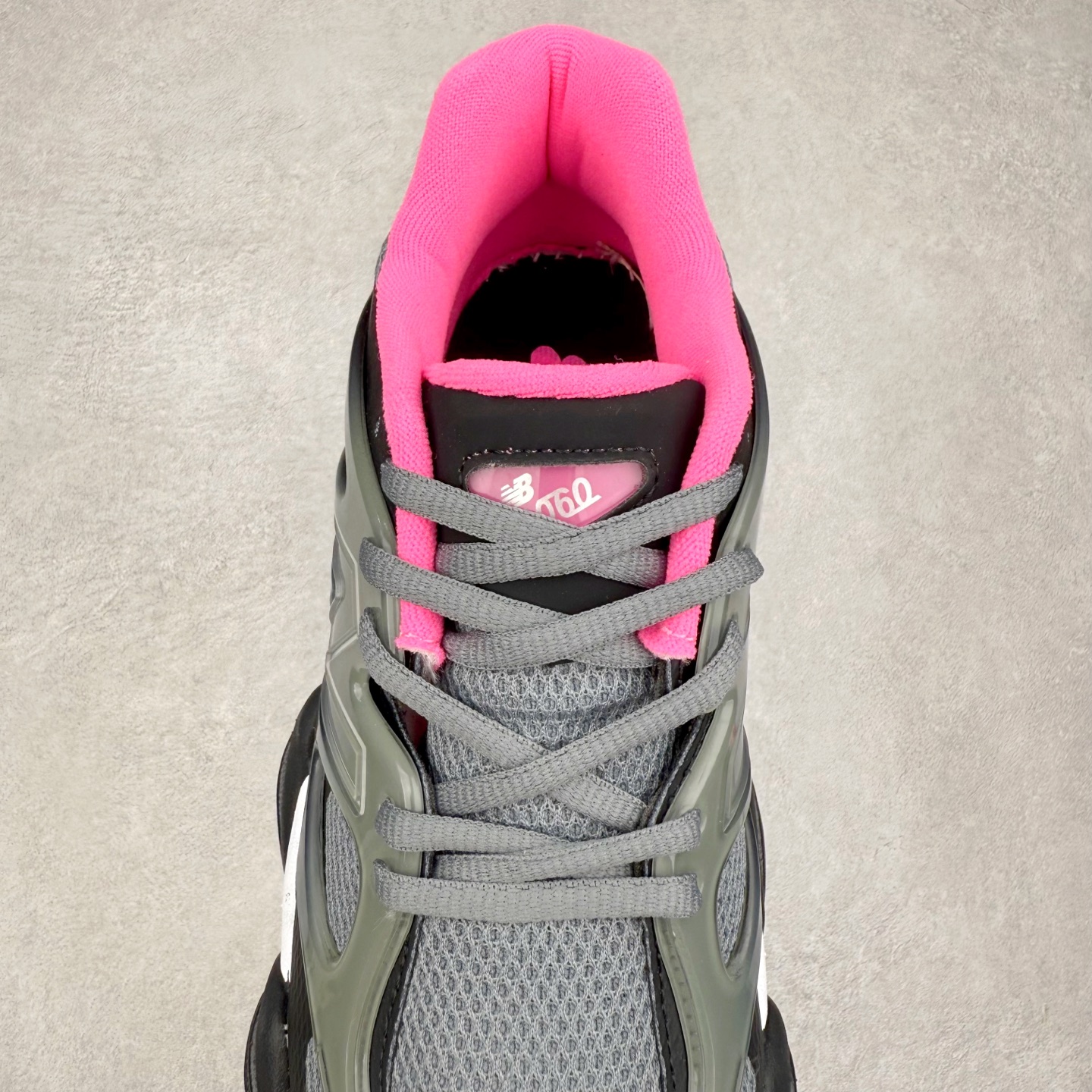 图片[5]-New Balance NB9060 复古运动鞋 新百伦又带来了新鞋型 并且是与芝加哥街头品牌 Joe Freshgoods 的联名款 鞋身主体采用了类似 990 系列的设计风格 与传统复古慢跑鞋区别不大 最大的变化就是鞋底部分 在传统设计的中底外层 增加了多个分区的模块 圆润的线条设计与我们熟悉的 New Balance 风格截然不同 但与同样充满弧形线条的鞋面搭配 看起来毫无违和感 尺码：36-45-选品中心