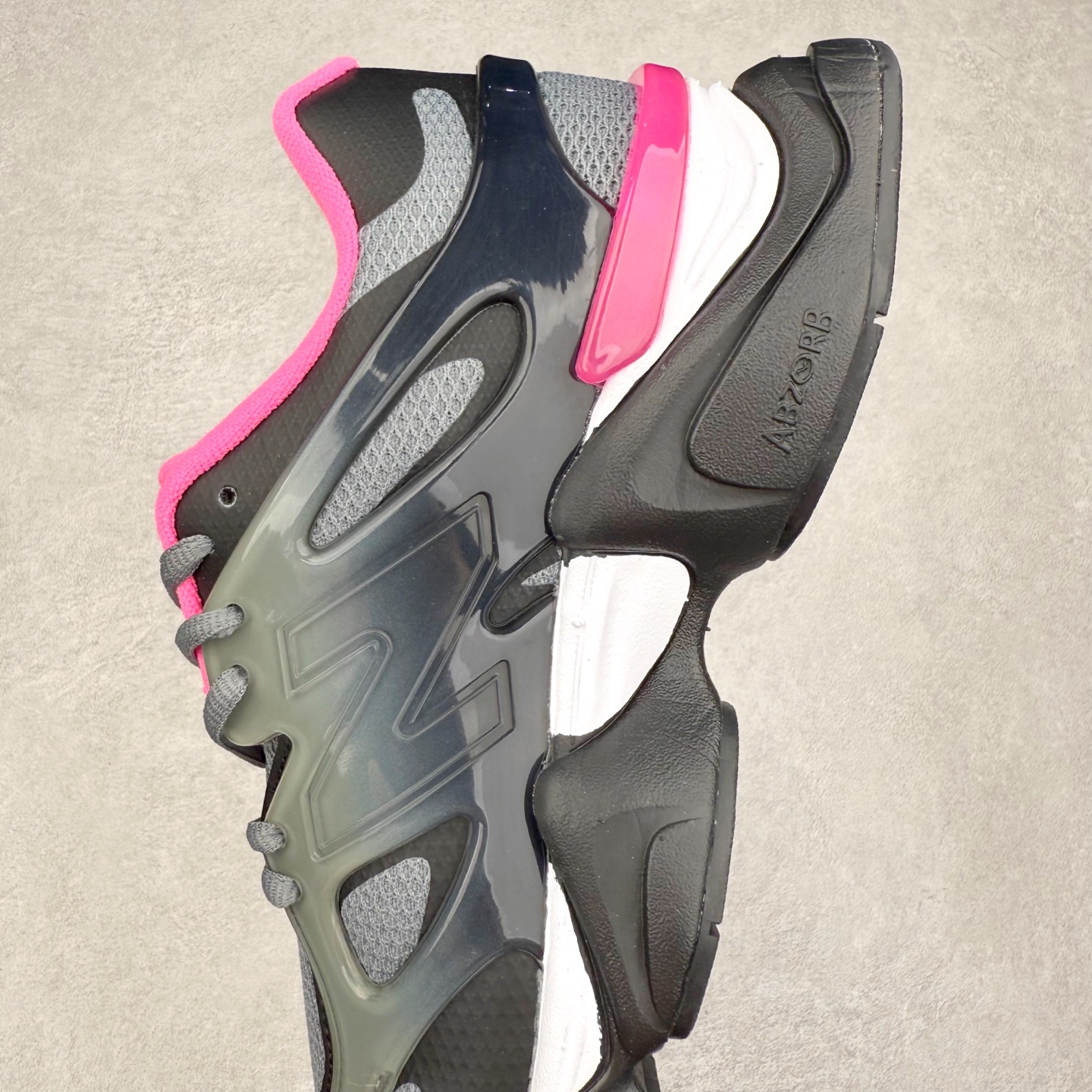 图片[7]-New Balance NB9060 复古运动鞋 新百伦又带来了新鞋型 并且是与芝加哥街头品牌 Joe Freshgoods 的联名款 鞋身主体采用了类似 990 系列的设计风格 与传统复古慢跑鞋区别不大 最大的变化就是鞋底部分 在传统设计的中底外层 增加了多个分区的模块 圆润的线条设计与我们熟悉的 New Balance 风格截然不同 但与同样充满弧形线条的鞋面搭配 看起来毫无违和感 尺码：36-45-选品中心