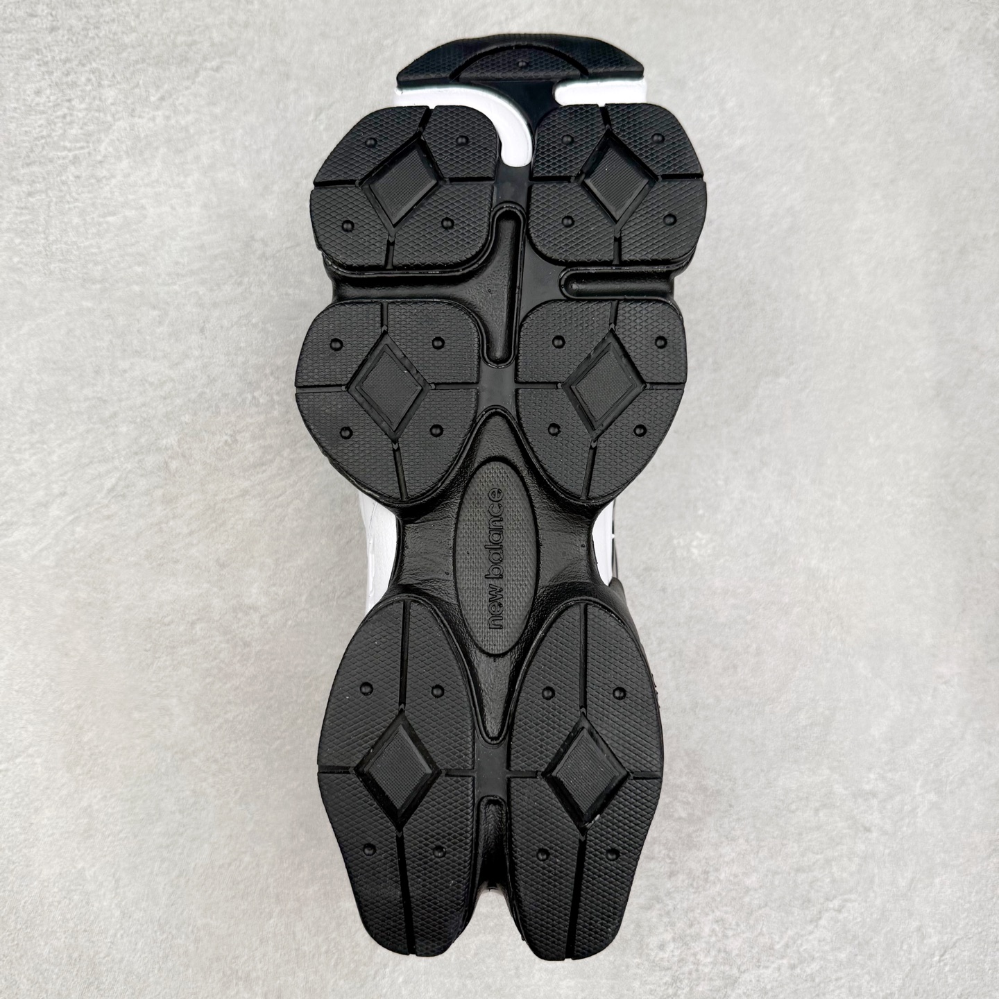 图片[9]-New Balance NB9060 复古运动鞋 新百伦又带来了新鞋型 并且是与芝加哥街头品牌 Joe Freshgoods 的联名款 鞋身主体采用了类似 990 系列的设计风格 与传统复古慢跑鞋区别不大 最大的变化就是鞋底部分 在传统设计的中底外层 增加了多个分区的模块 圆润的线条设计与我们熟悉的 New Balance 风格截然不同 但与同样充满弧形线条的鞋面搭配 看起来毫无违和感 尺码：36-45-选品中心