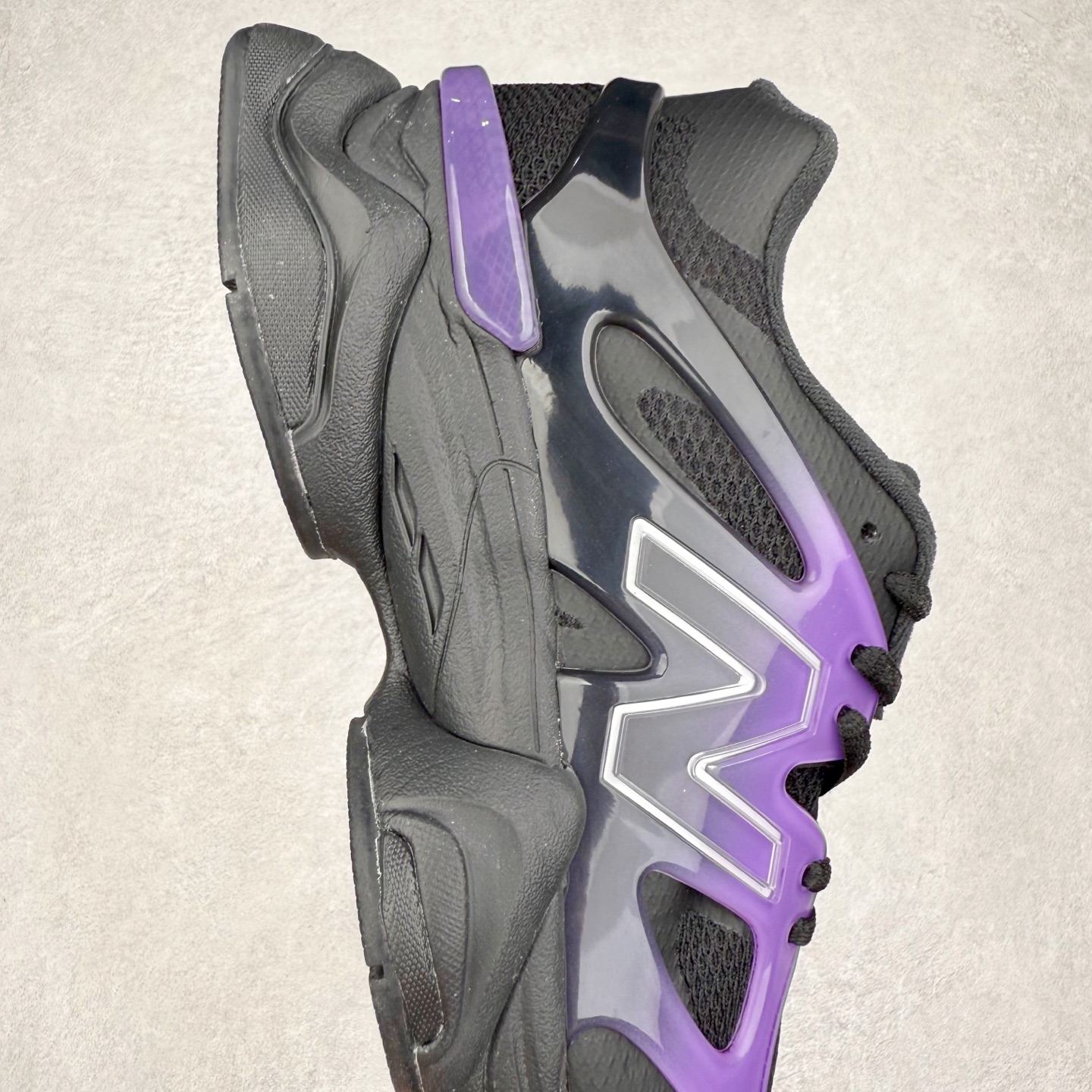 图片[6]-New Balance NB9060 复古运动鞋 新百伦又带来了新鞋型 并且是与芝加哥街头品牌 Joe Freshgoods 的联名款 鞋身主体采用了类似 990 系列的设计风格 与传统复古慢跑鞋区别不大 最大的变化就是鞋底部分 在传统设计的中底外层 增加了多个分区的模块 圆润的线条设计与我们熟悉的 New Balance 风格截然不同 但与同样充满弧形线条的鞋面搭配 看起来毫无违和感 尺码：36-45-选品中心