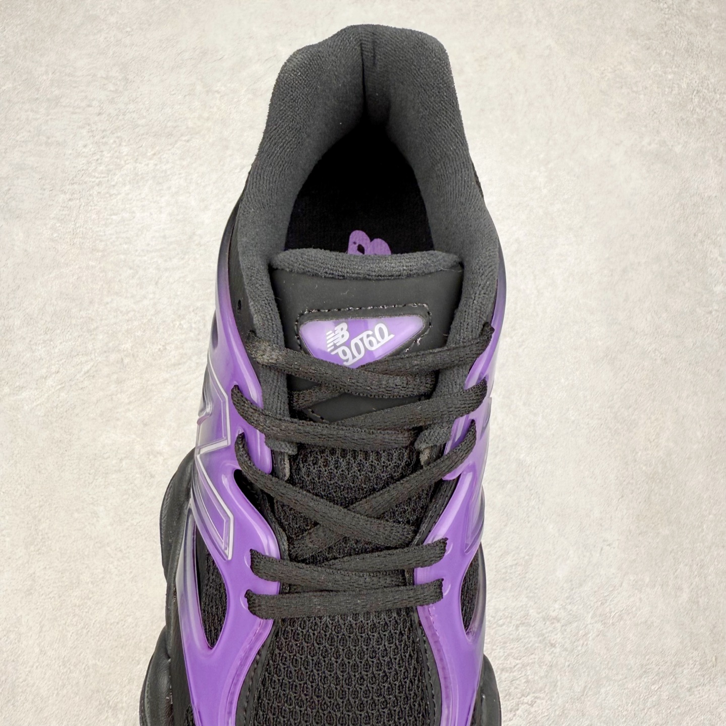 图片[5]-New Balance NB9060 复古运动鞋 新百伦又带来了新鞋型 并且是与芝加哥街头品牌 Joe Freshgoods 的联名款 鞋身主体采用了类似 990 系列的设计风格 与传统复古慢跑鞋区别不大 最大的变化就是鞋底部分 在传统设计的中底外层 增加了多个分区的模块 圆润的线条设计与我们熟悉的 New Balance 风格截然不同 但与同样充满弧形线条的鞋面搭配 看起来毫无违和感 尺码：36-45-选品中心