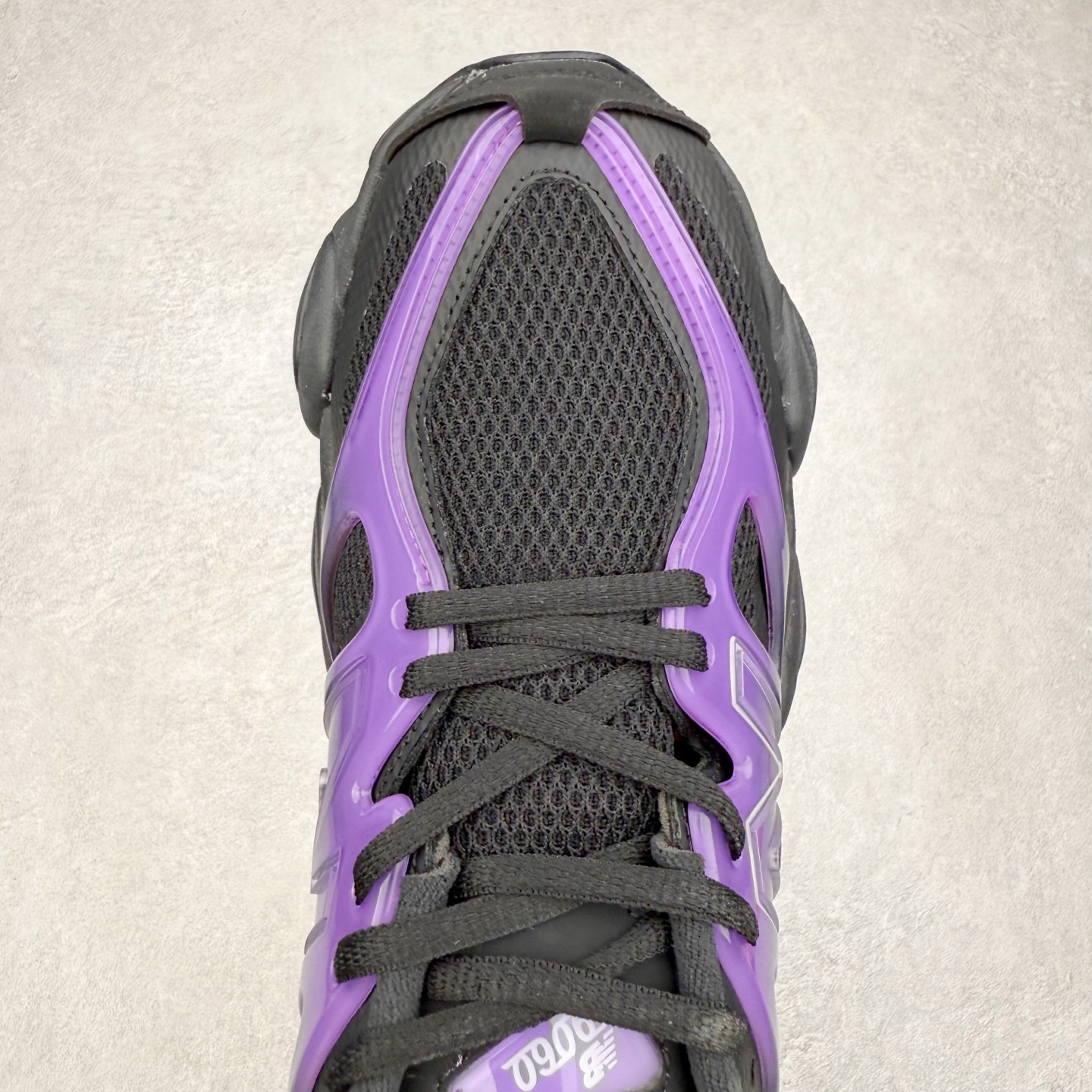 图片[4]-New Balance NB9060 复古运动鞋 新百伦又带来了新鞋型 并且是与芝加哥街头品牌 Joe Freshgoods 的联名款 鞋身主体采用了类似 990 系列的设计风格 与传统复古慢跑鞋区别不大 最大的变化就是鞋底部分 在传统设计的中底外层 增加了多个分区的模块 圆润的线条设计与我们熟悉的 New Balance 风格截然不同 但与同样充满弧形线条的鞋面搭配 看起来毫无违和感 尺码：36-45-选品中心