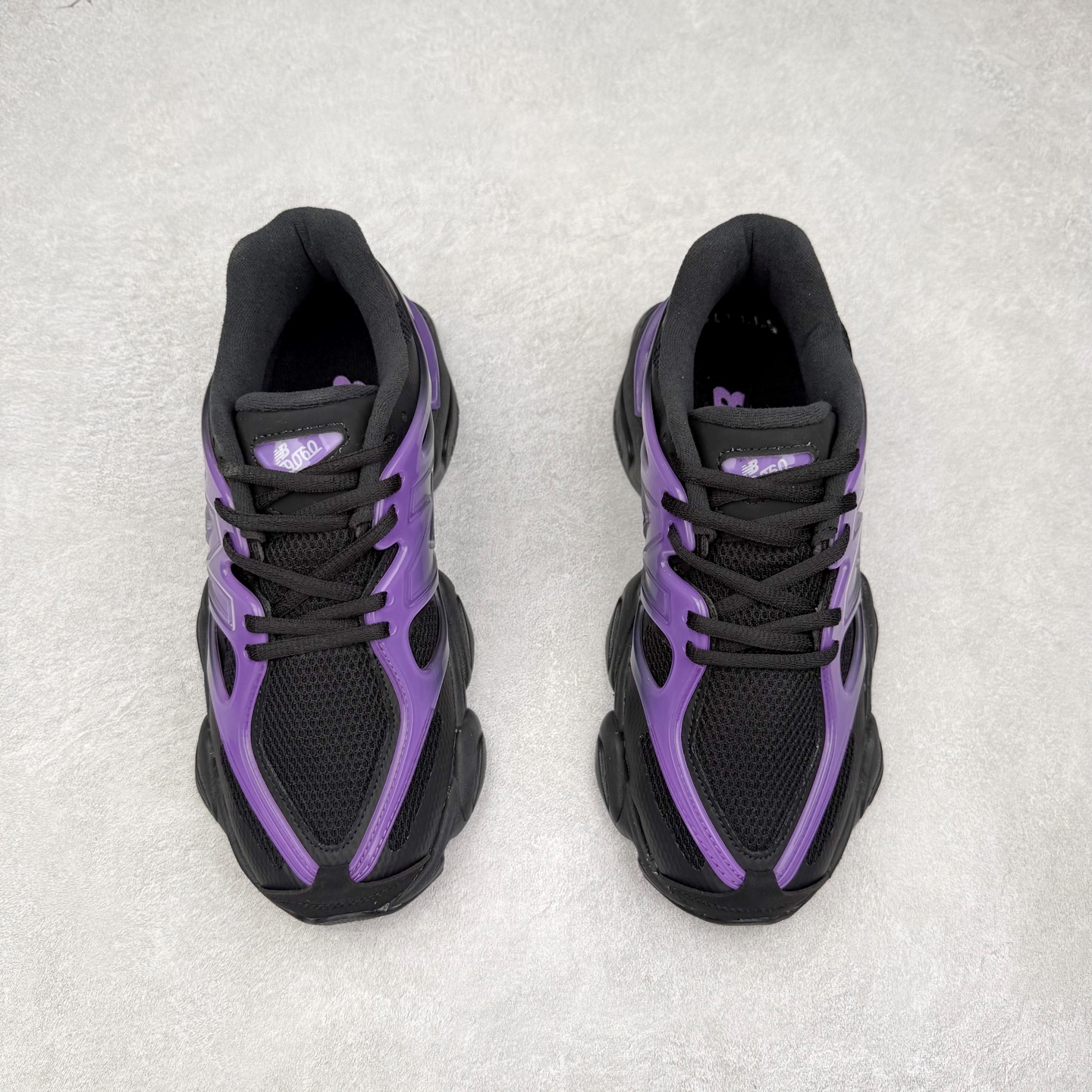 图片[2]-New Balance NB9060 复古运动鞋 新百伦又带来了新鞋型 并且是与芝加哥街头品牌 Joe Freshgoods 的联名款 鞋身主体采用了类似 990 系列的设计风格 与传统复古慢跑鞋区别不大 最大的变化就是鞋底部分 在传统设计的中底外层 增加了多个分区的模块 圆润的线条设计与我们熟悉的 New Balance 风格截然不同 但与同样充满弧形线条的鞋面搭配 看起来毫无违和感 尺码：36-45-选品中心