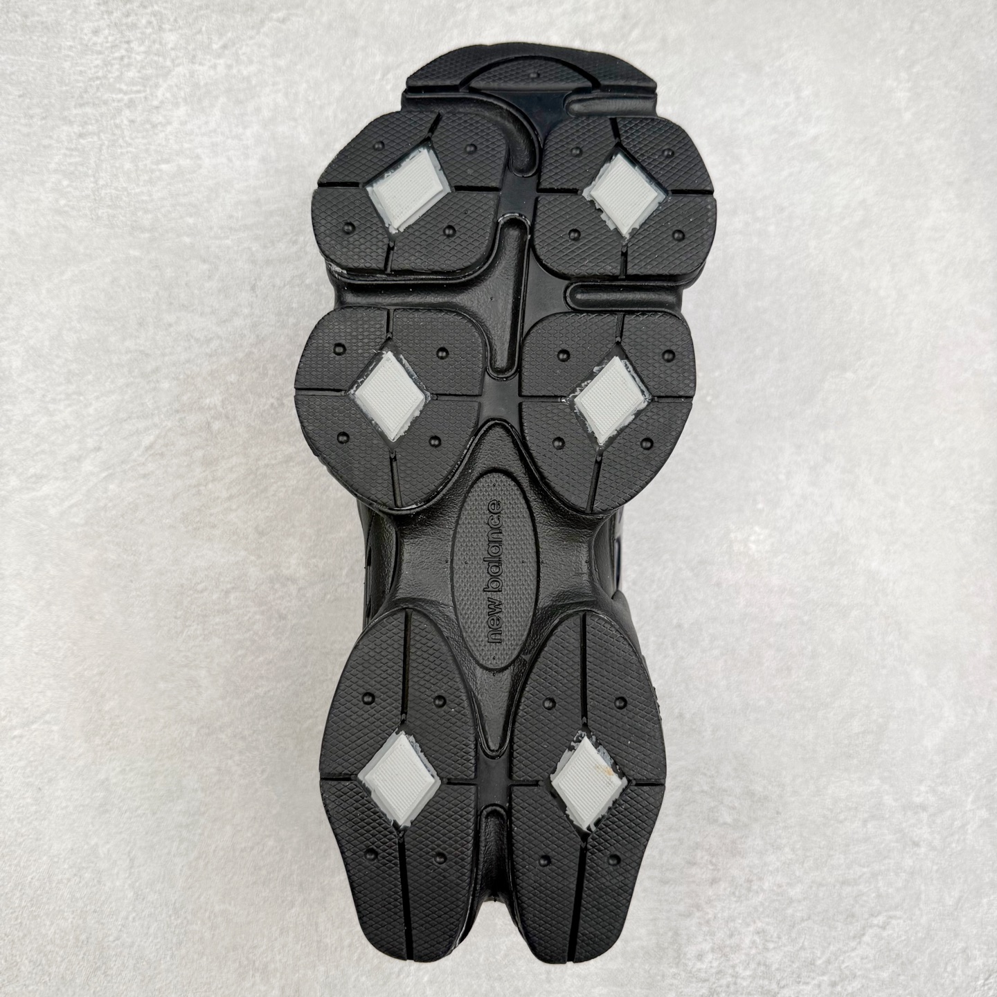 图片[9]-New Balance NB9060 复古运动鞋 新百伦又带来了新鞋型 并且是与芝加哥街头品牌 Joe Freshgoods 的联名款 鞋身主体采用了类似 990 系列的设计风格 与传统复古慢跑鞋区别不大 最大的变化就是鞋底部分 在传统设计的中底外层 增加了多个分区的模块 圆润的线条设计与我们熟悉的 New Balance 风格截然不同 但与同样充满弧形线条的鞋面搭配 看起来毫无违和感 尺码：36-45-选品中心