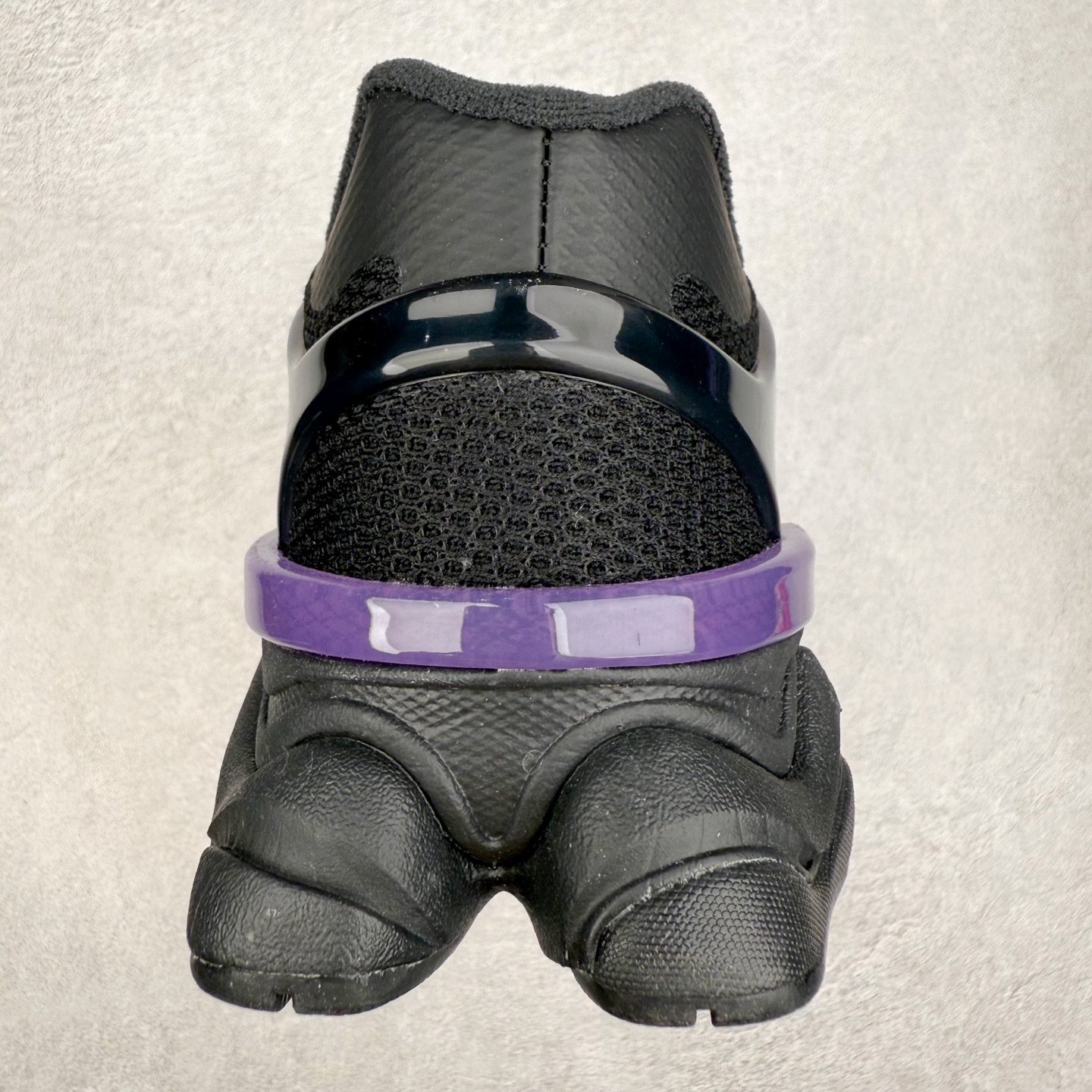 图片[8]-New Balance NB9060 复古运动鞋 新百伦又带来了新鞋型 并且是与芝加哥街头品牌 Joe Freshgoods 的联名款 鞋身主体采用了类似 990 系列的设计风格 与传统复古慢跑鞋区别不大 最大的变化就是鞋底部分 在传统设计的中底外层 增加了多个分区的模块 圆润的线条设计与我们熟悉的 New Balance 风格截然不同 但与同样充满弧形线条的鞋面搭配 看起来毫无违和感 尺码：36-45-选品中心