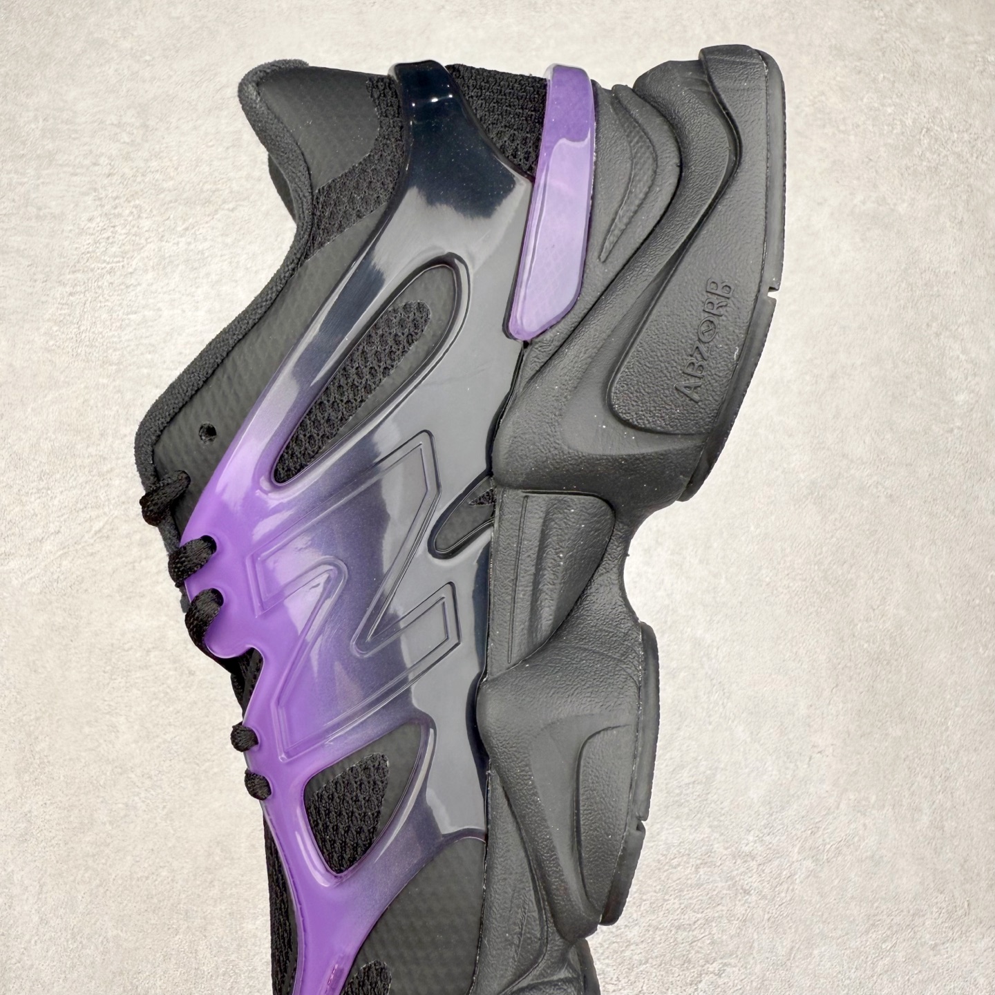 图片[7]-New Balance NB9060 复古运动鞋 新百伦又带来了新鞋型 并且是与芝加哥街头品牌 Joe Freshgoods 的联名款 鞋身主体采用了类似 990 系列的设计风格 与传统复古慢跑鞋区别不大 最大的变化就是鞋底部分 在传统设计的中底外层 增加了多个分区的模块 圆润的线条设计与我们熟悉的 New Balance 风格截然不同 但与同样充满弧形线条的鞋面搭配 看起来毫无违和感 尺码：36-45-选品中心