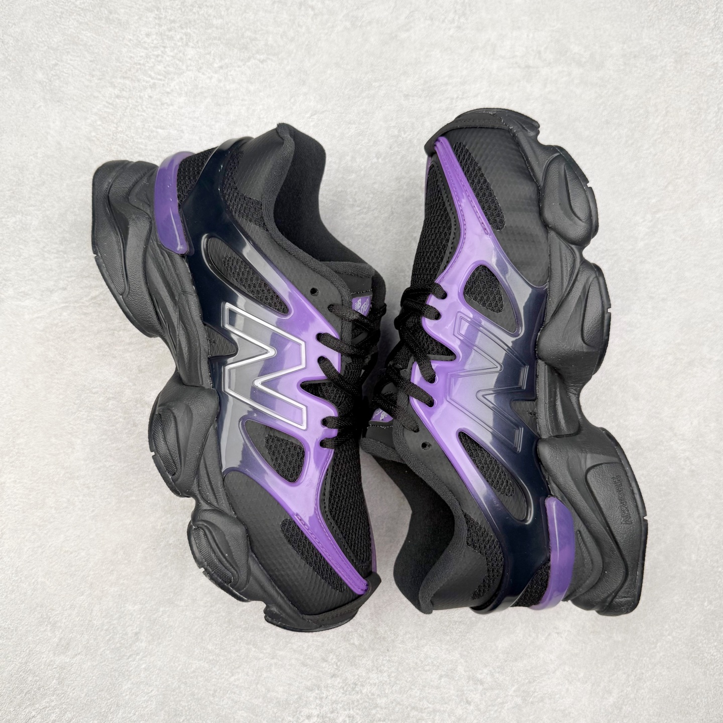 图片[3]-New Balance NB9060 复古运动鞋 新百伦又带来了新鞋型 并且是与芝加哥街头品牌 Joe Freshgoods 的联名款 鞋身主体采用了类似 990 系列的设计风格 与传统复古慢跑鞋区别不大 最大的变化就是鞋底部分 在传统设计的中底外层 增加了多个分区的模块 圆润的线条设计与我们熟悉的 New Balance 风格截然不同 但与同样充满弧形线条的鞋面搭配 看起来毫无违和感 尺码：36-45-选品中心