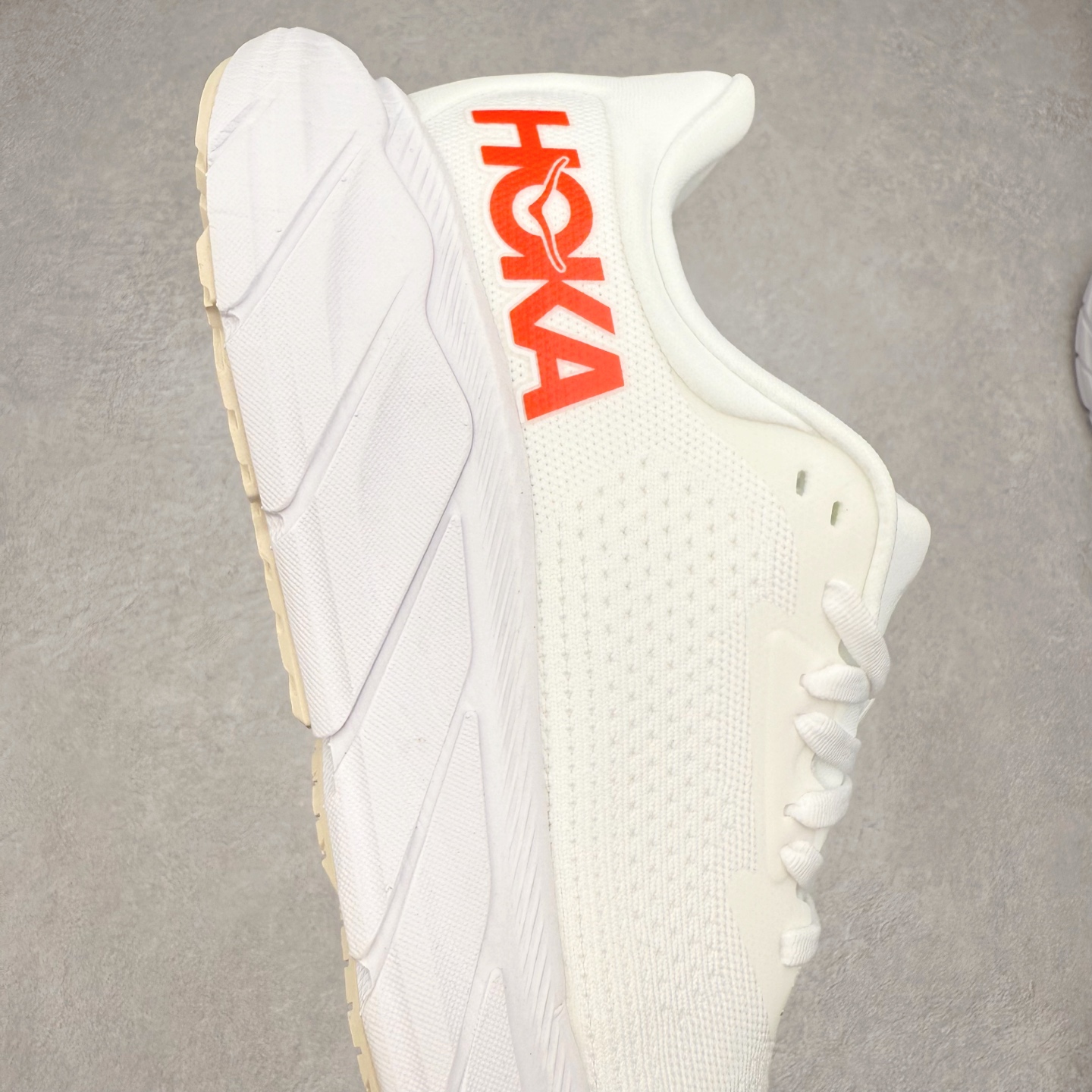 图片[6]-HOKA ONE ONE Arahi 7 舒适柔软防滑耐磨 低帮休闲跑步鞋 HOKA ONE ONE是来自美国的跑步鞋知名品牌，创立于2009年，始终致力于为所有跑者提供更新、更好的跑步装备。相比常规跑鞋，HOKA ONE ONE特别研发使用性能独特的几何形跑鞋中底，此种鞋底更厚、更高、回弹性也更好，除了卓越的缓冲性能，它还能为各种阶段的跑者带来更具动感、更加稳定的跑步体验。HOKAONE ONE从设计之初就清楚意识到，要保证跑者步幅的均匀一致，双脚自然而然的运动至关重要。实拍调校N版已经零色差零失真 百分百还原实物色彩所见即所得 不存在货不对板色差等低级问题 选购参考实物拍摄 不混卖不参货 只用心做好货严格选品 承诺混一赔十 尺码：36 36.5 37.5 38 38.5 39 40 40.5 41 42 42.5 43 44 44.5 45-选品中心