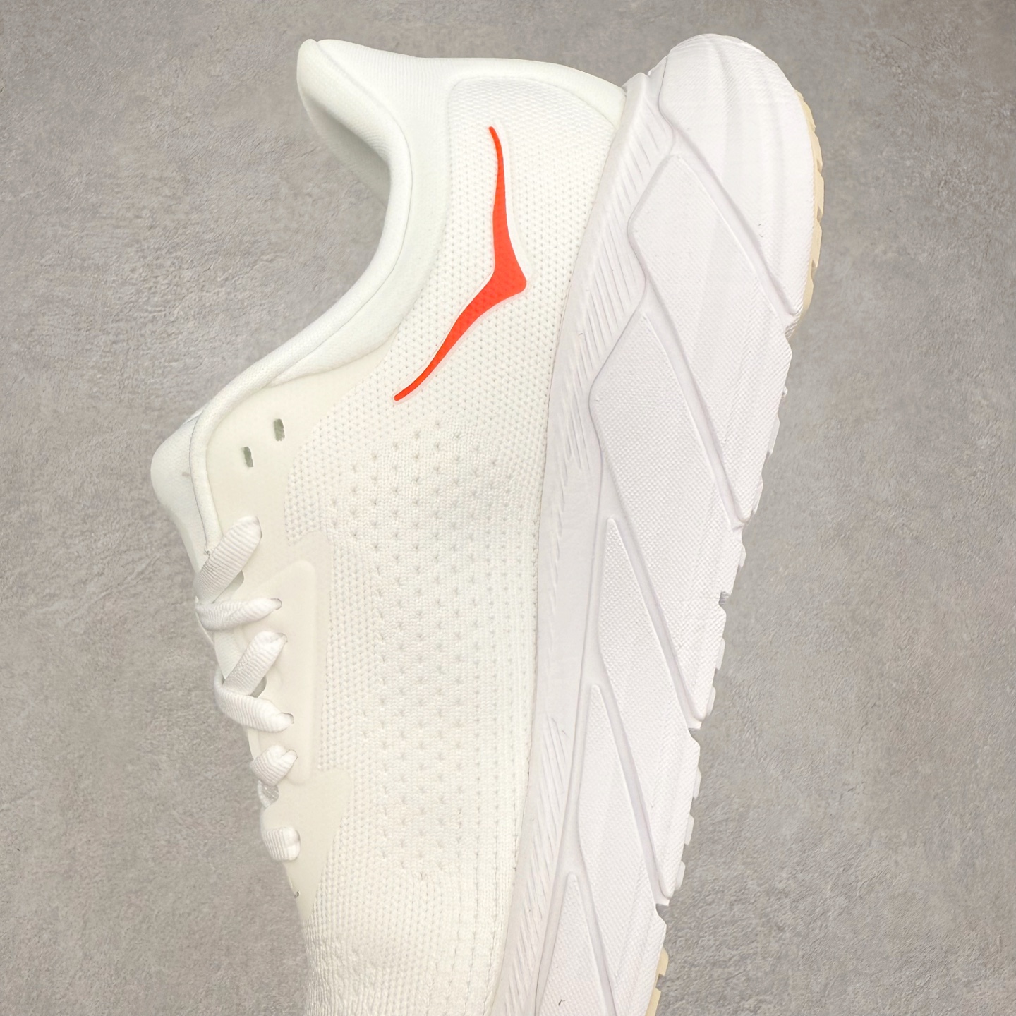 图片[7]-HOKA ONE ONE Arahi 7 舒适柔软防滑耐磨 低帮休闲跑步鞋 HOKA ONE ONE是来自美国的跑步鞋知名品牌，创立于2009年，始终致力于为所有跑者提供更新、更好的跑步装备。相比常规跑鞋，HOKA ONE ONE特别研发使用性能独特的几何形跑鞋中底，此种鞋底更厚、更高、回弹性也更好，除了卓越的缓冲性能，它还能为各种阶段的跑者带来更具动感、更加稳定的跑步体验。HOKAONE ONE从设计之初就清楚意识到，要保证跑者步幅的均匀一致，双脚自然而然的运动至关重要。实拍调校N版已经零色差零失真 百分百还原实物色彩所见即所得 不存在货不对板色差等低级问题 选购参考实物拍摄 不混卖不参货 只用心做好货严格选品 承诺混一赔十 尺码：36 36.5 37.5 38 38.5 39 40 40.5 41 42 42.5 43 44 44.5 45-选品中心